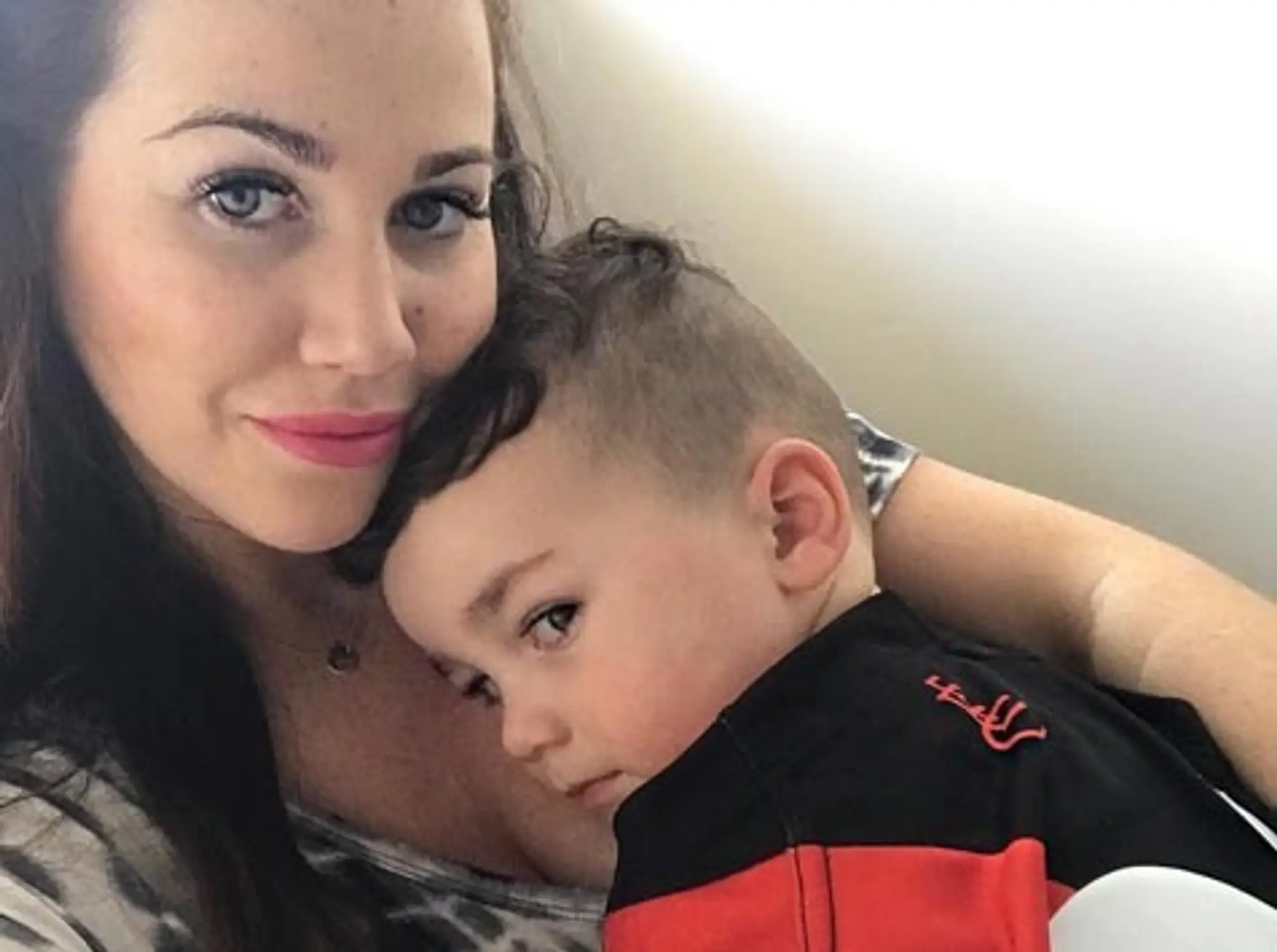 Klasická pekná fotka matky so synom. Ľudí ale šokovalo, o čo na nej vskutočnosti ide