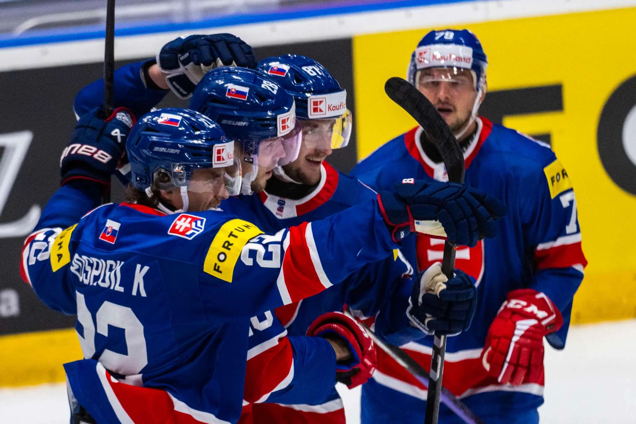 Na snímke slovenskí hokejisti oslavujú gól, zľava Kristián Pospíšil, Martin Gernát, Pavol Regenda a Libor Hudáček.