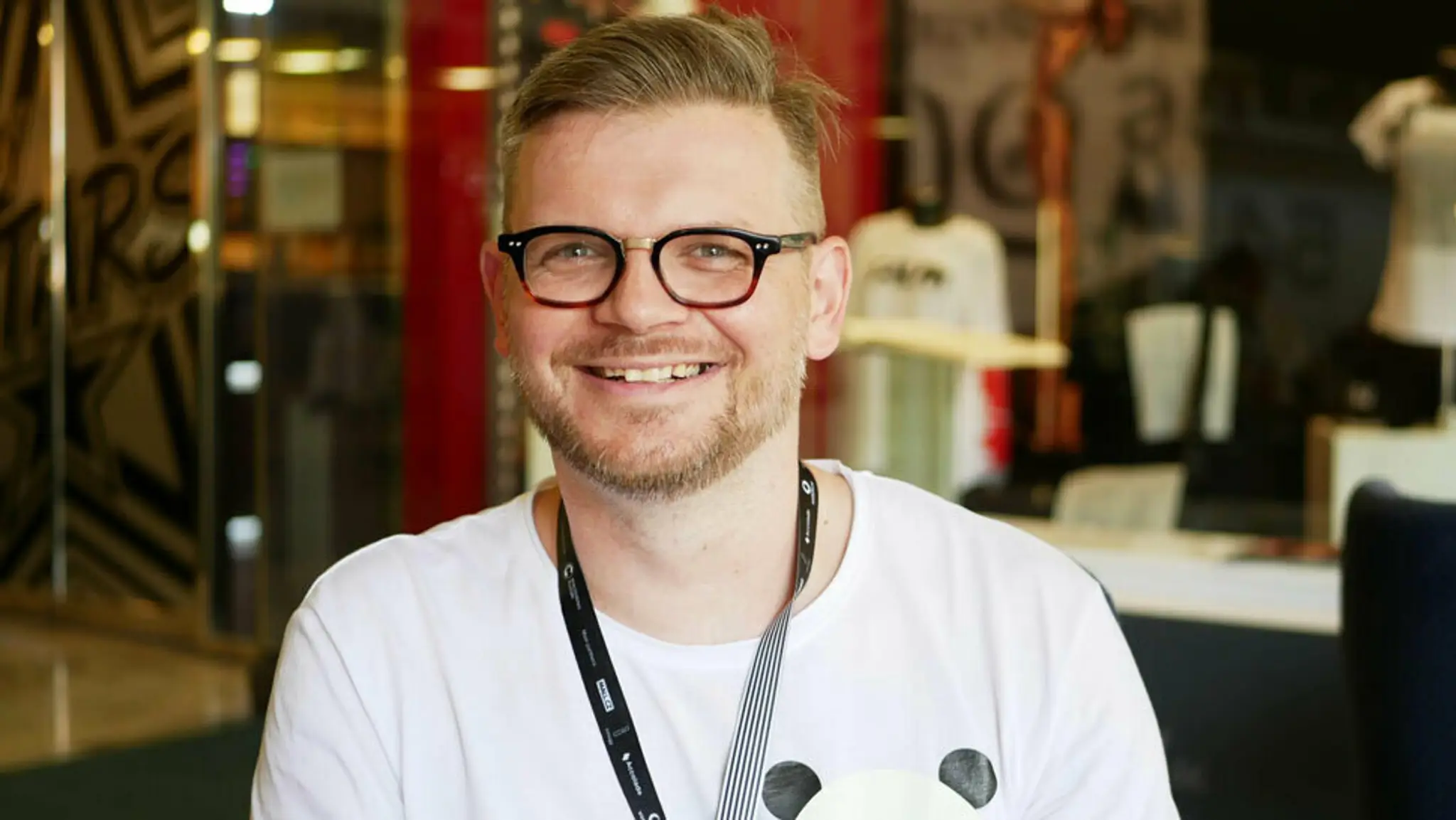 Zľava hráči Slovana Andraž Šporar a kapitán tímu Vasil Božikov s novými dresmi.