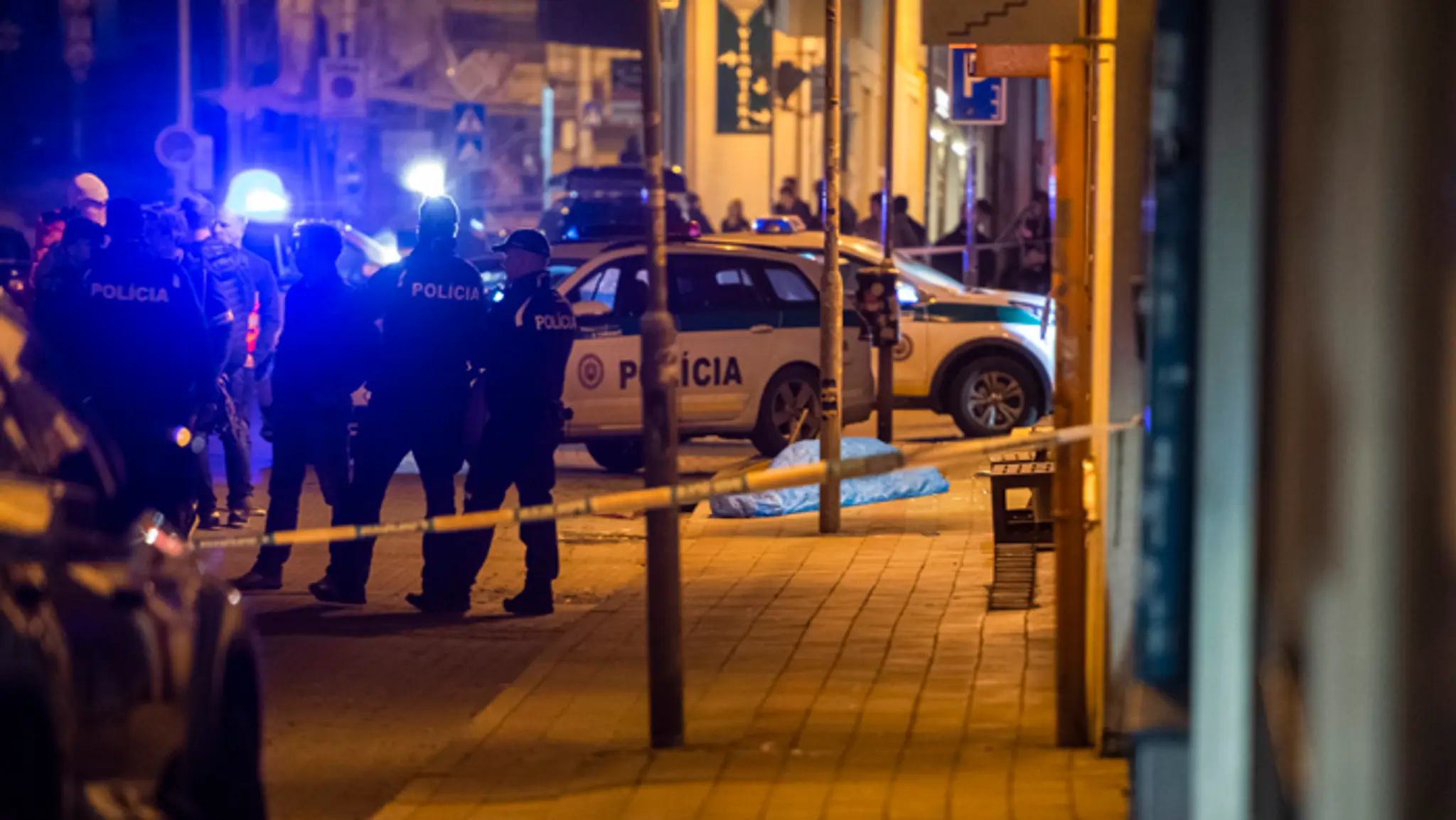Policajti po streľbe na Zámockej ulici v Bratislave.
