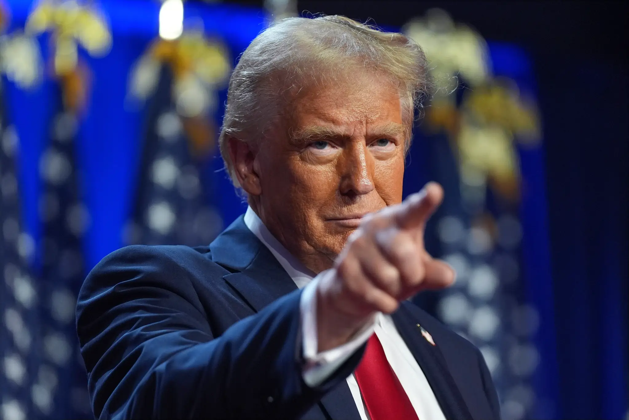 Republikánsky prezidentský kandidát a americký exprezident Donald Trump prichádza na volebnú noc.