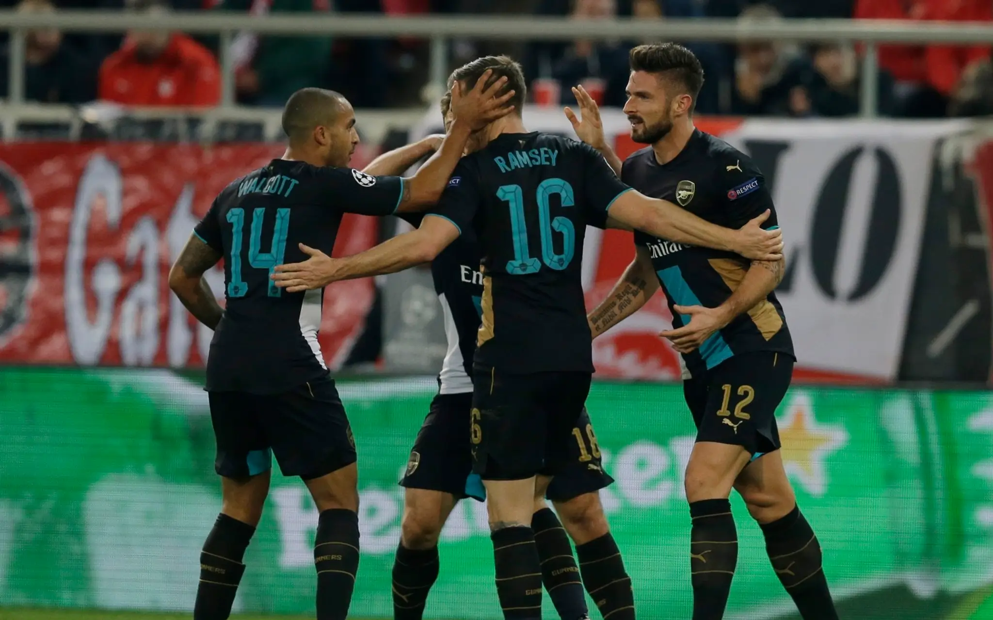Hráči Arsenalu oslavujú gól v skupinovej fáze LM.