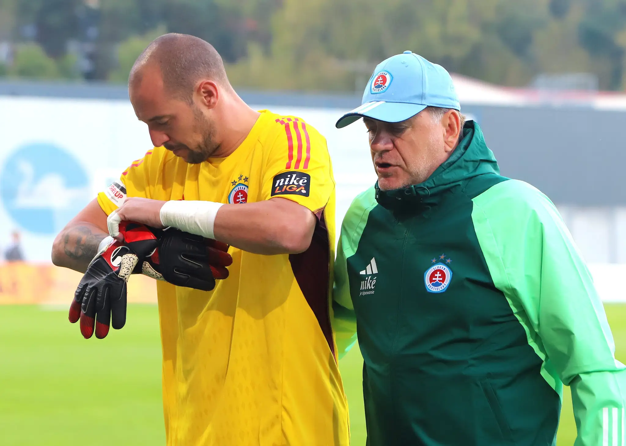 Zľava brankár Milan Borjan a hlavný tréner Slovana Vladimír Weiss v dohrávke 5. kola Niké ligy.