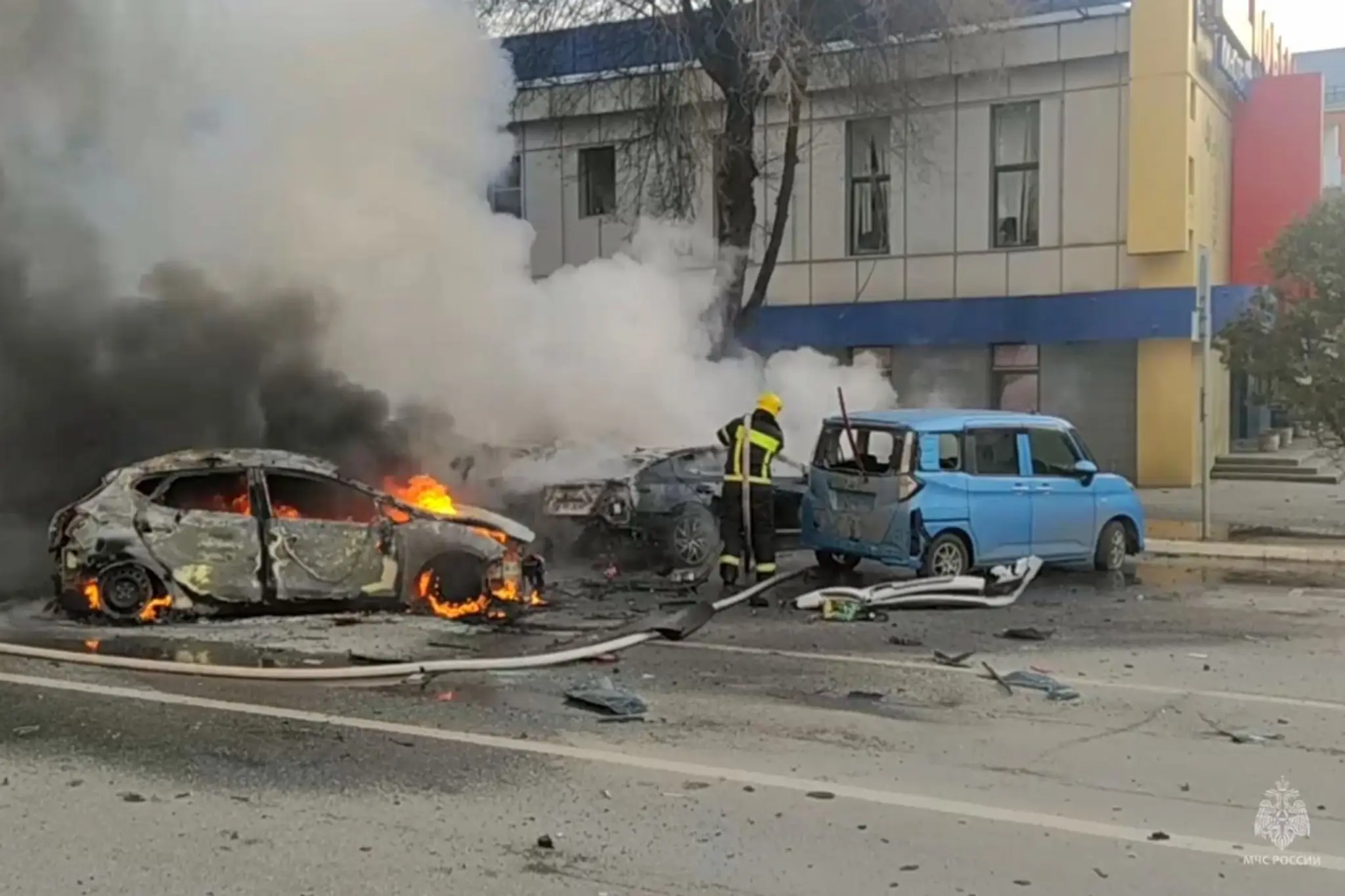 Požiar po ukrajinskom útoku na Belgorod.