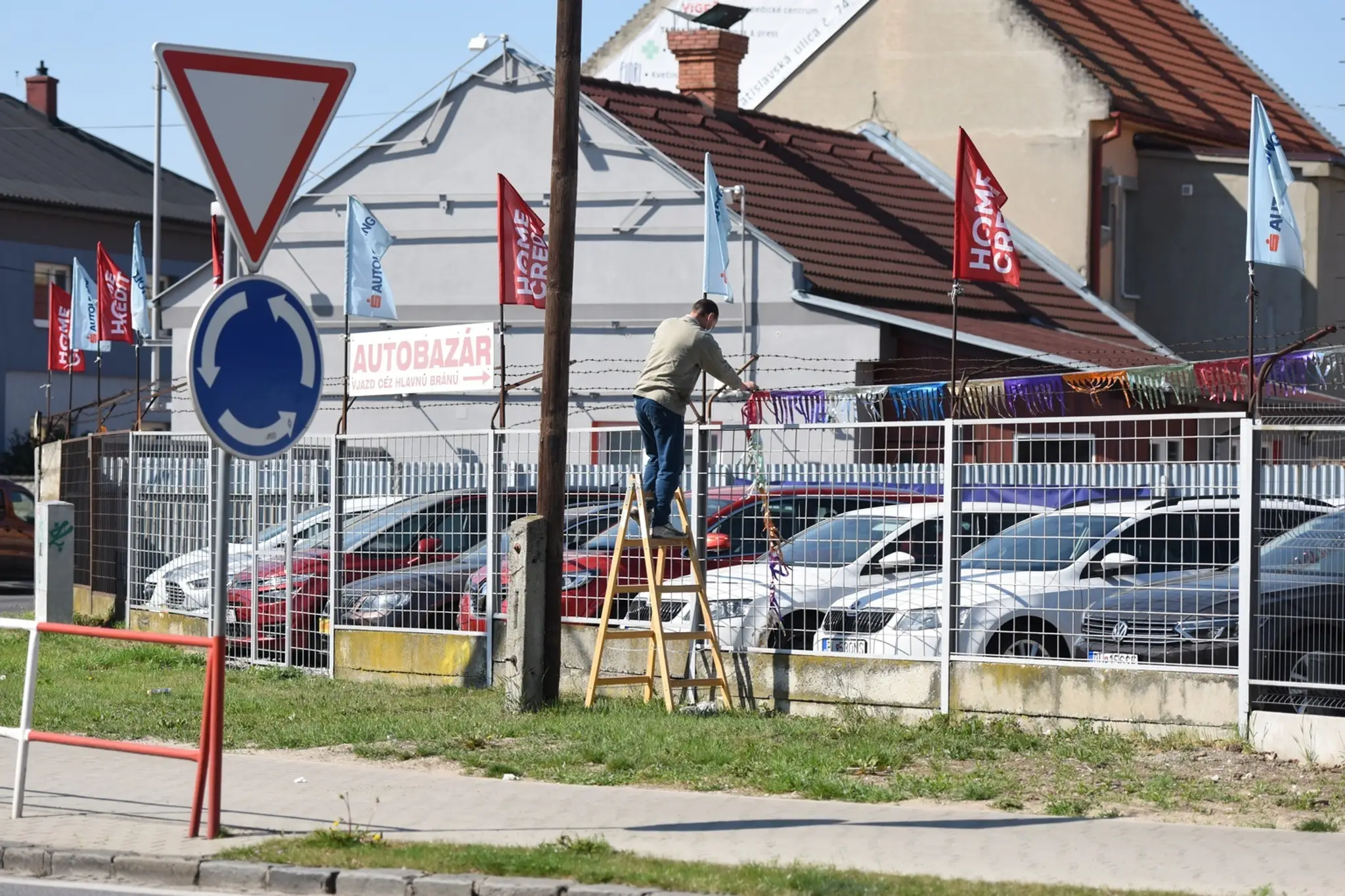 Na snímke zákazník v predajni obuvi v Košiciach.