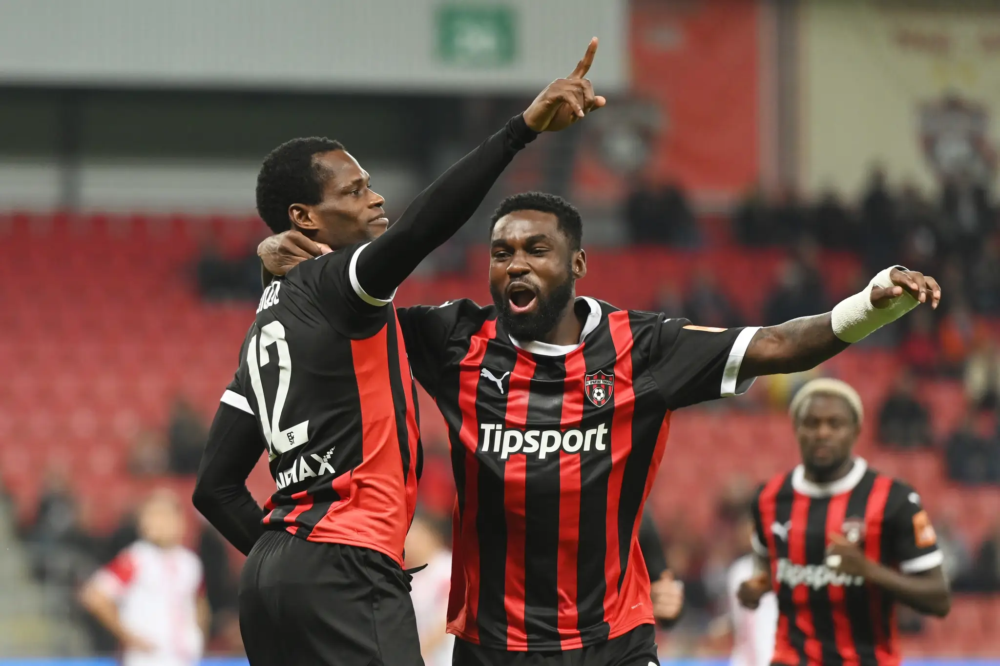 Hráči Trnavy Abdulrahman Taiwo (vľavo) a Patrick Nwadike sa tešia po strelení gólu v 13. kole Niké ligy proti Trenčínu.