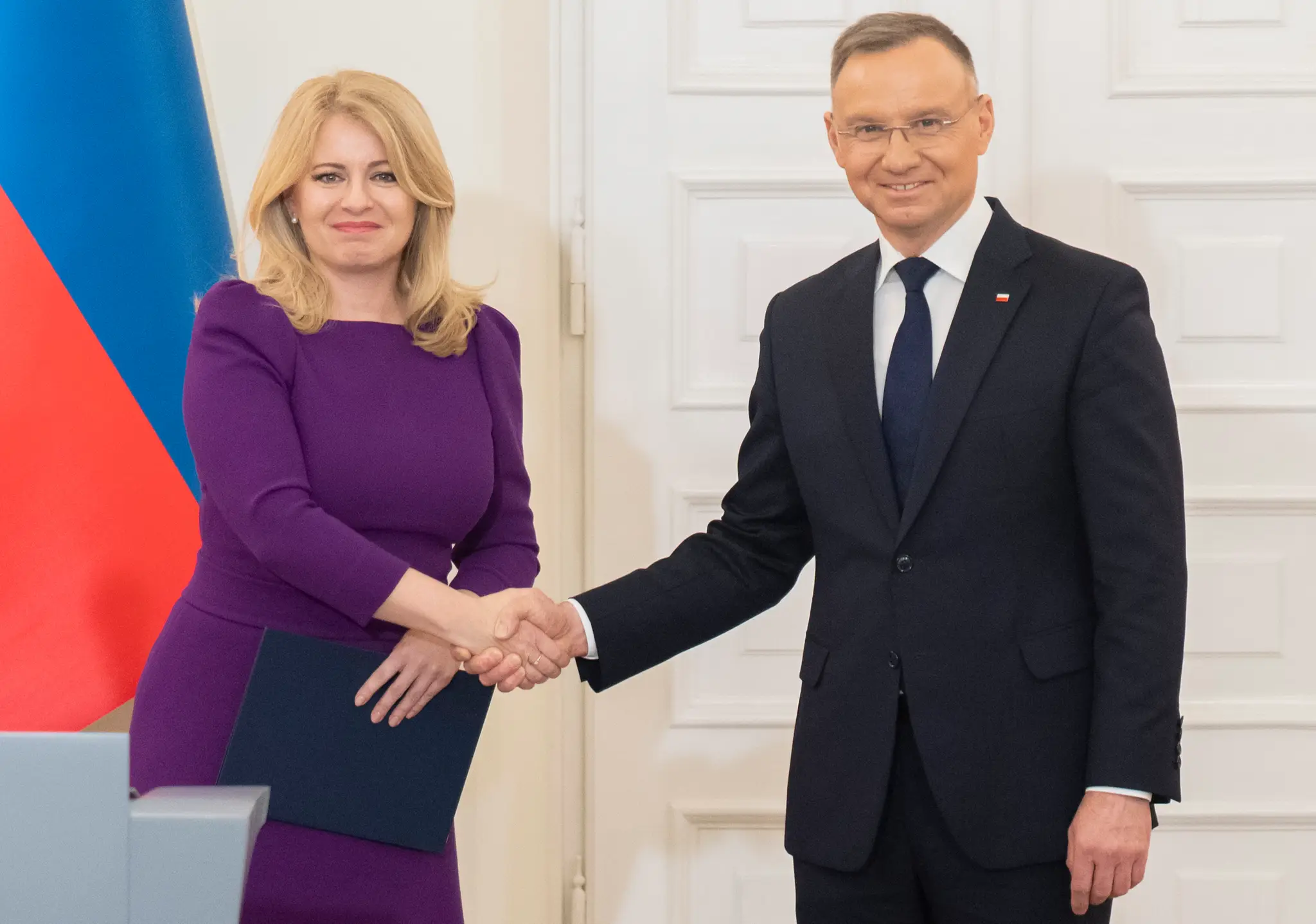 Na snímke prezidentka SR Zuzana Čaputová (vľavo) a poľský prezident Andrzej Duda pózujú po spoločnej tlačovej konferencii v Poľsku. 