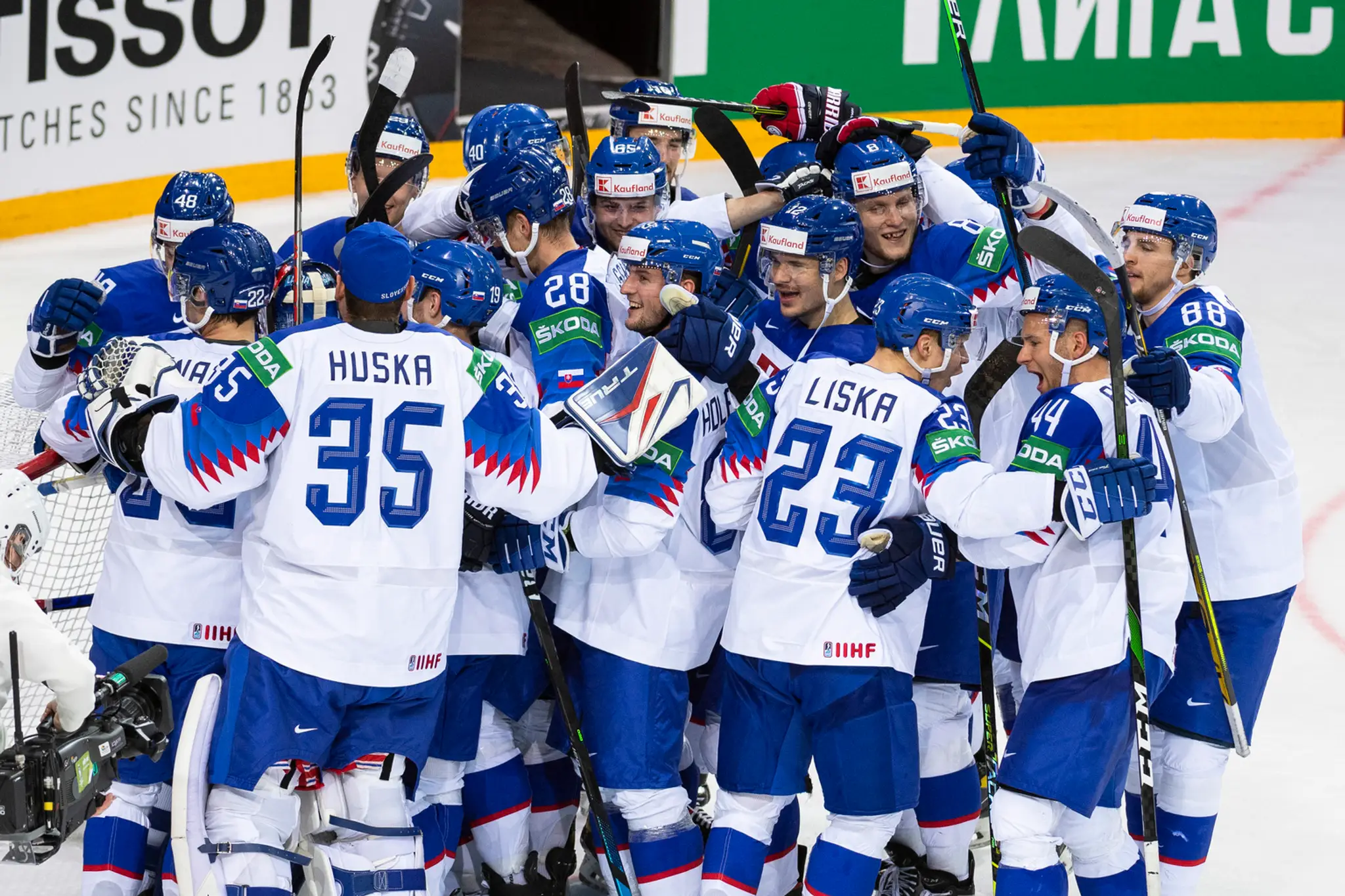 Slovenskí hokejisti sa tešia po výhre nad Ruskom