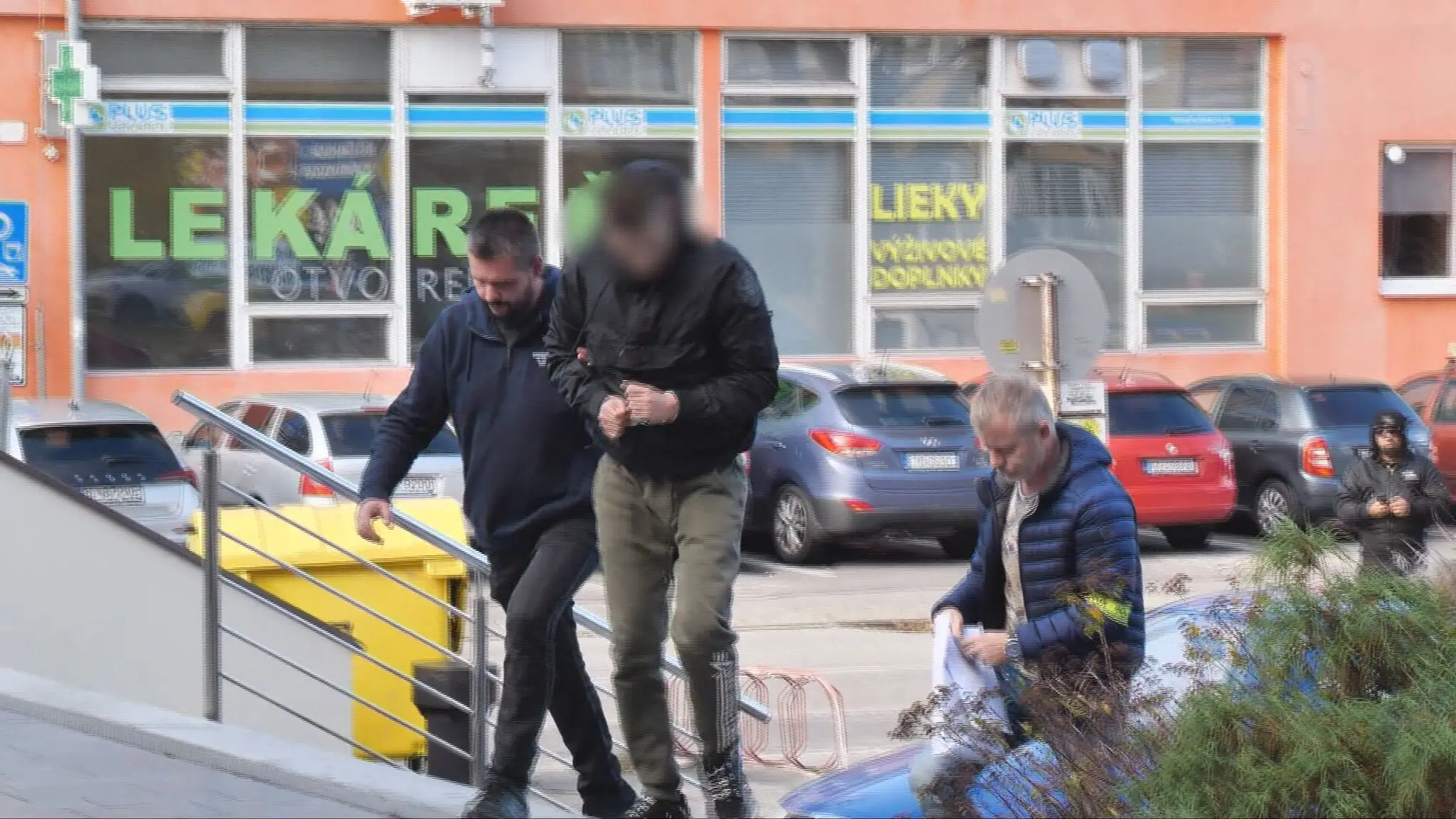 Mladíka, ktorý na párty pobodal dvoch ľudí, privádzajú na súd.