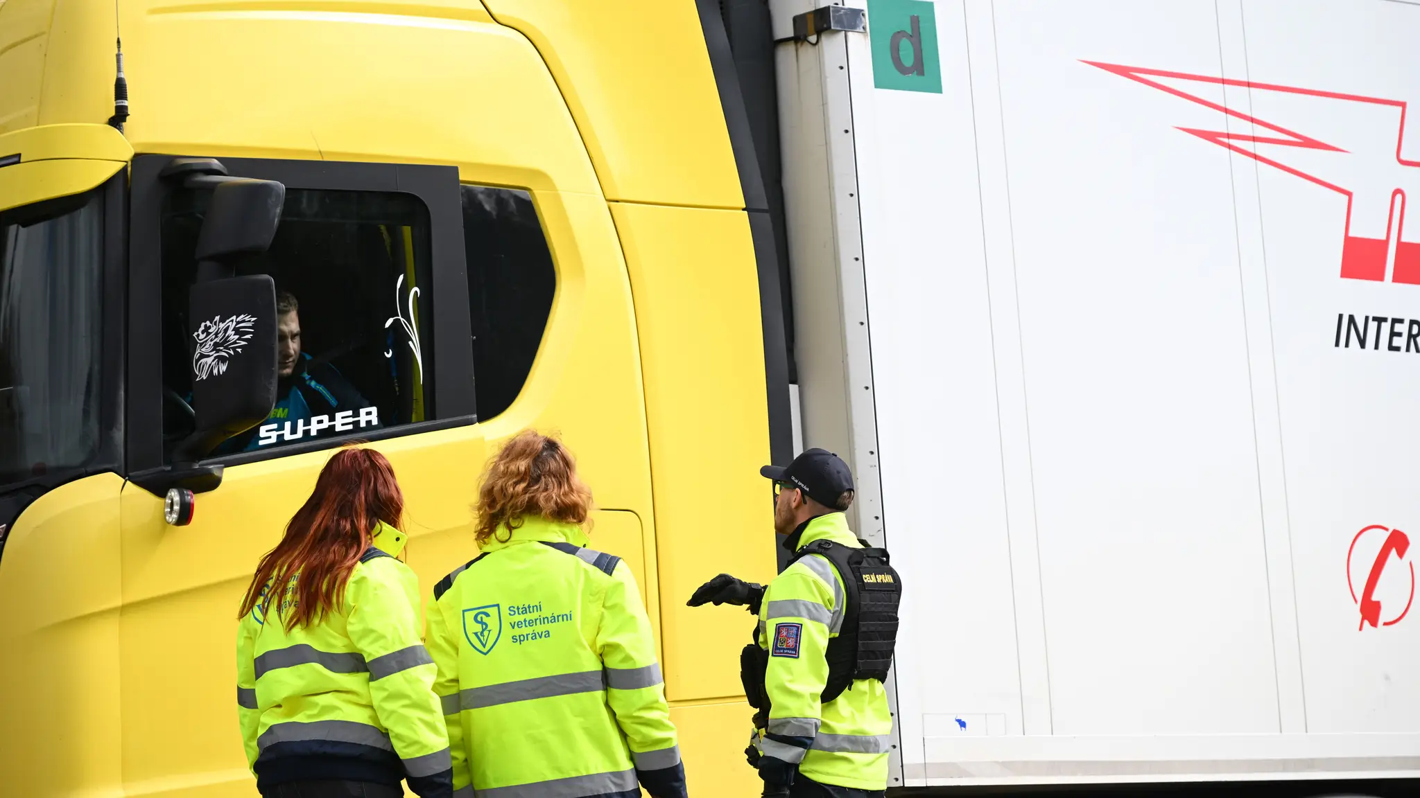 Policajti pre slintačku a krívačku zastavujú vozidlá na hraničných priechodoch
