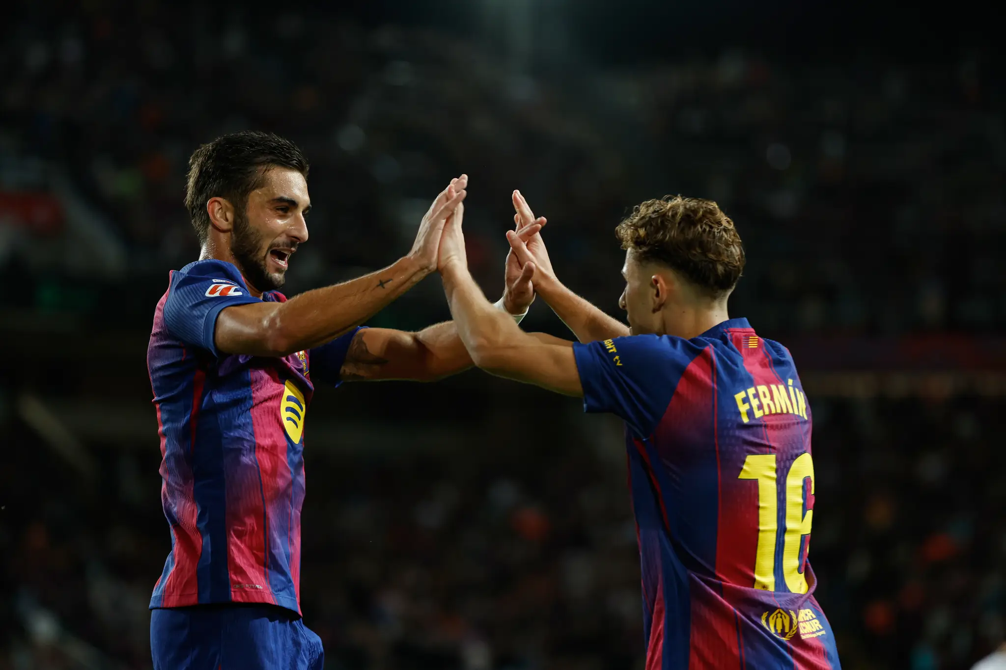 Ferran Torres (vľavo) z FC Barcelony sa raduje z gólu so spoluhráčom Feminom Lopezom.