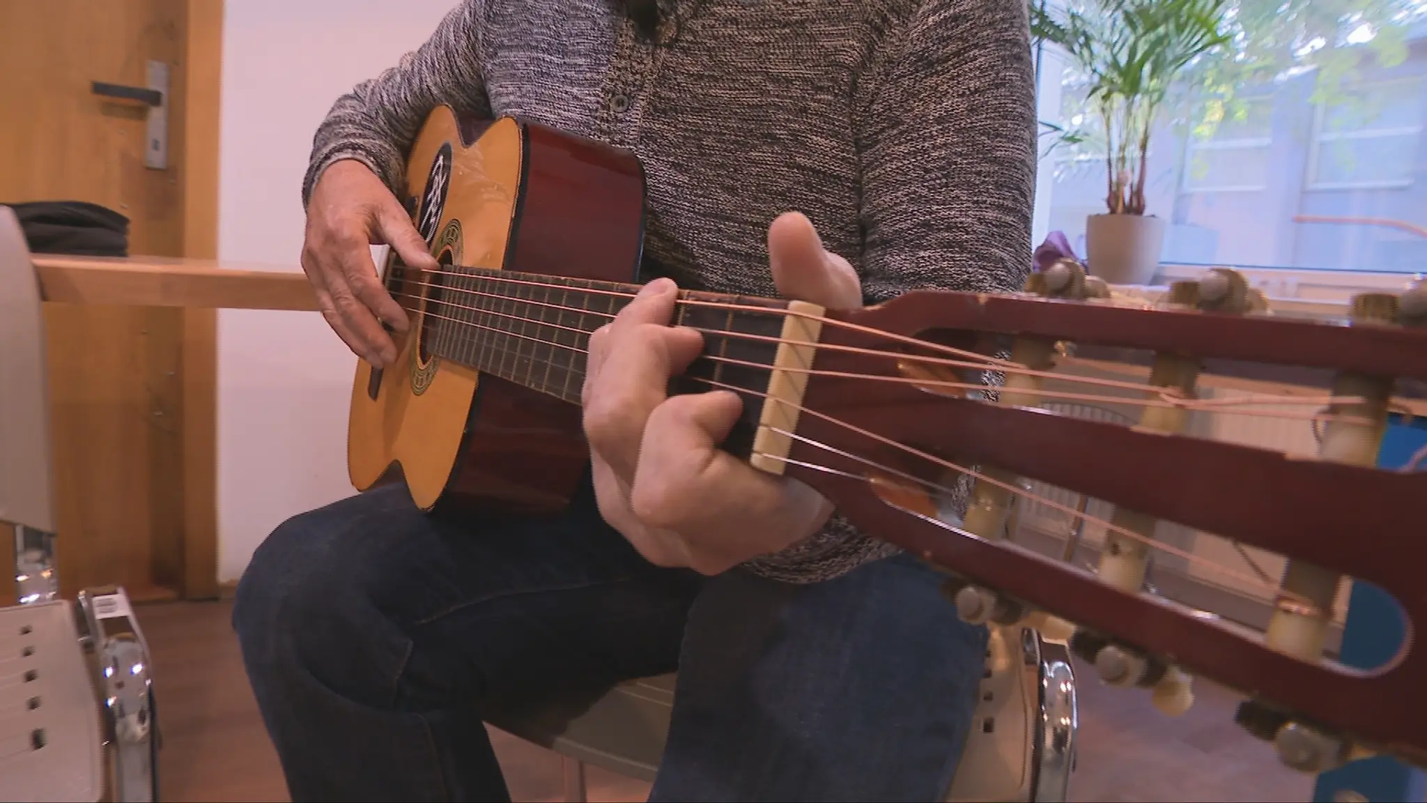 Pán Peter hrajúci na gitaru
