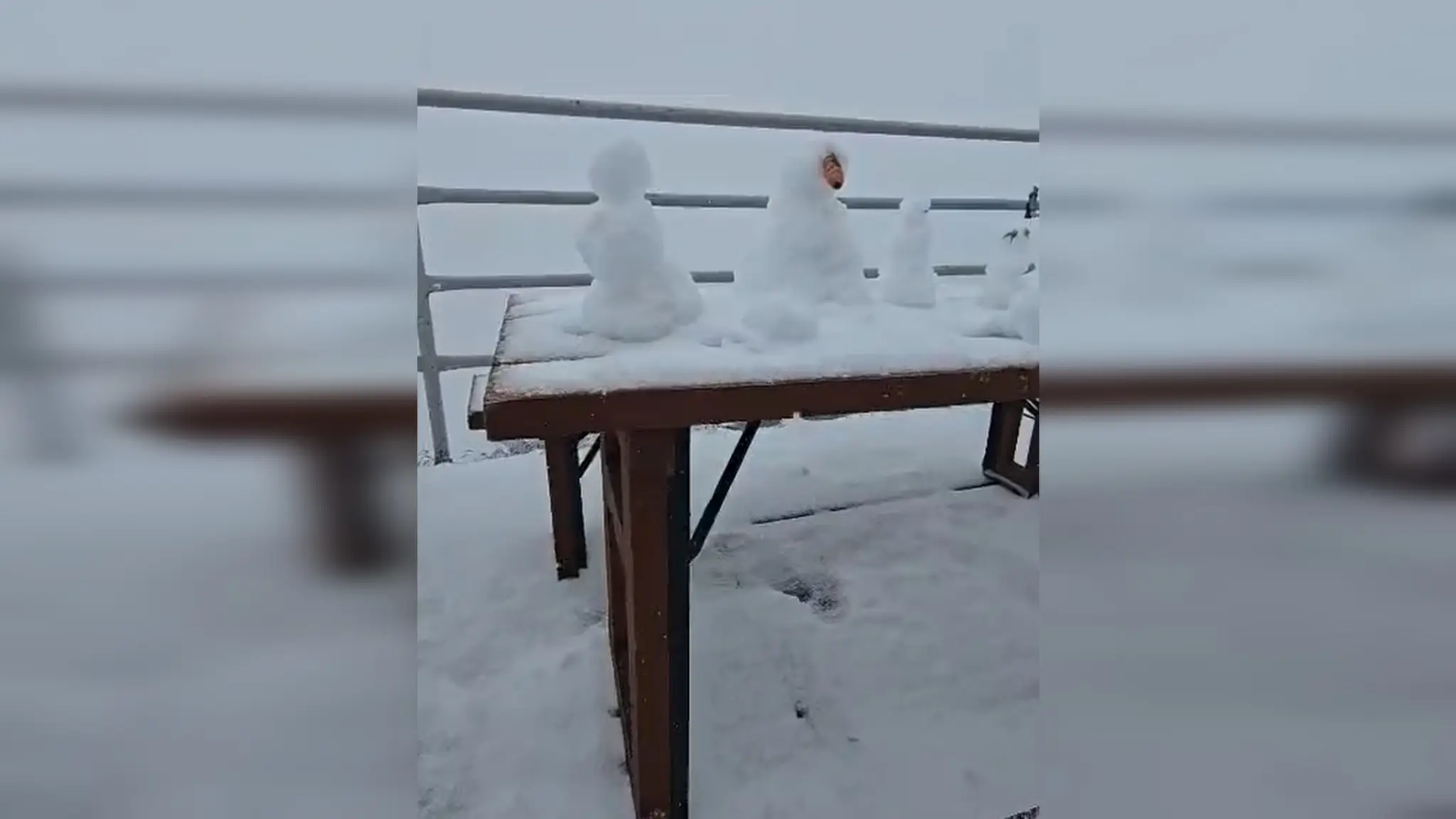 Návštevníci si na Lomnickom štíte stavali snehuliakov.