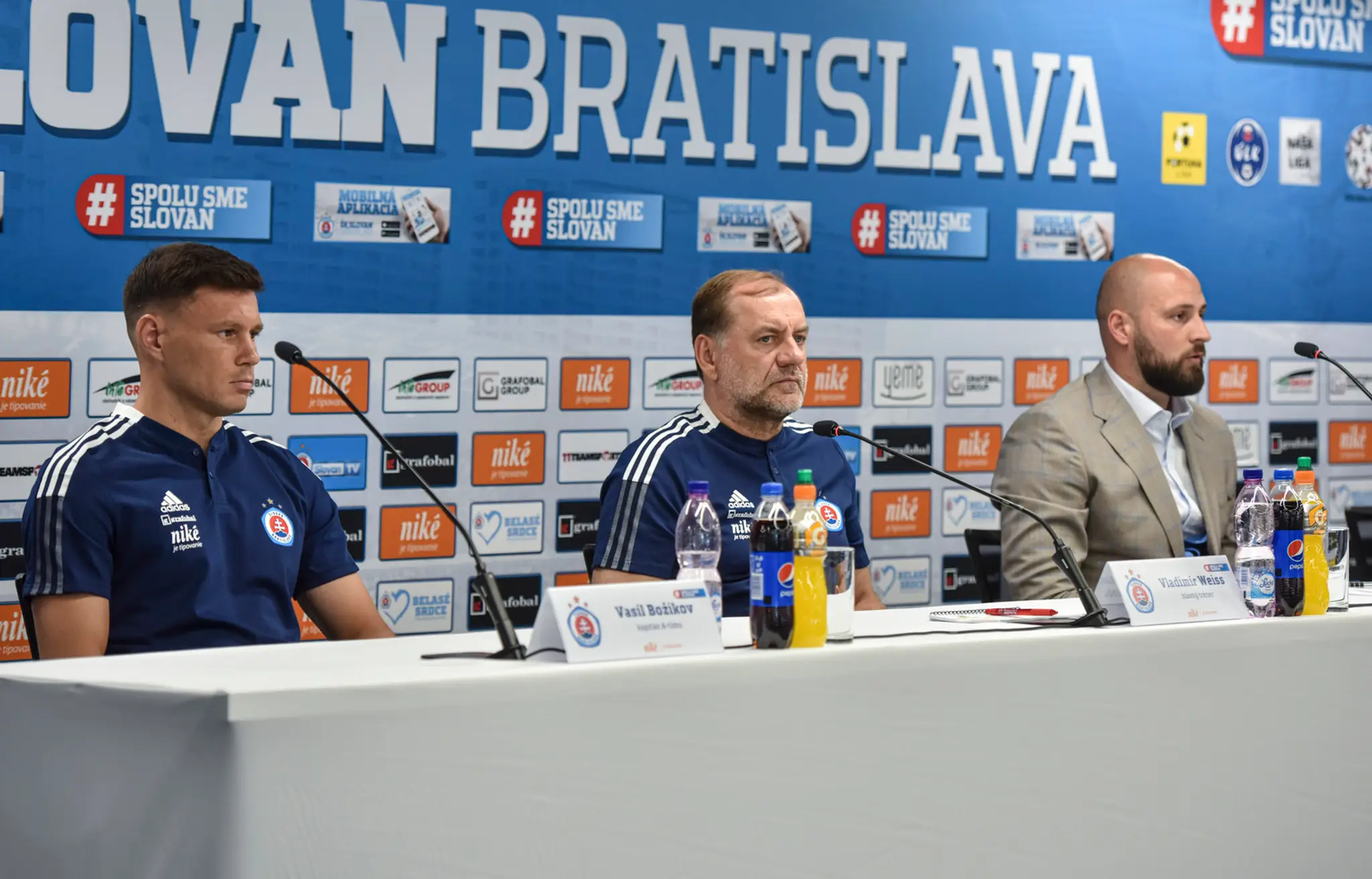 Kapitán A-tímu ŠK Slovan Bratislava Vasil Božikov, tréner Vladimír Weiss st. a generálny riaditeľIvan Kmotrík ml. počas tlačovej