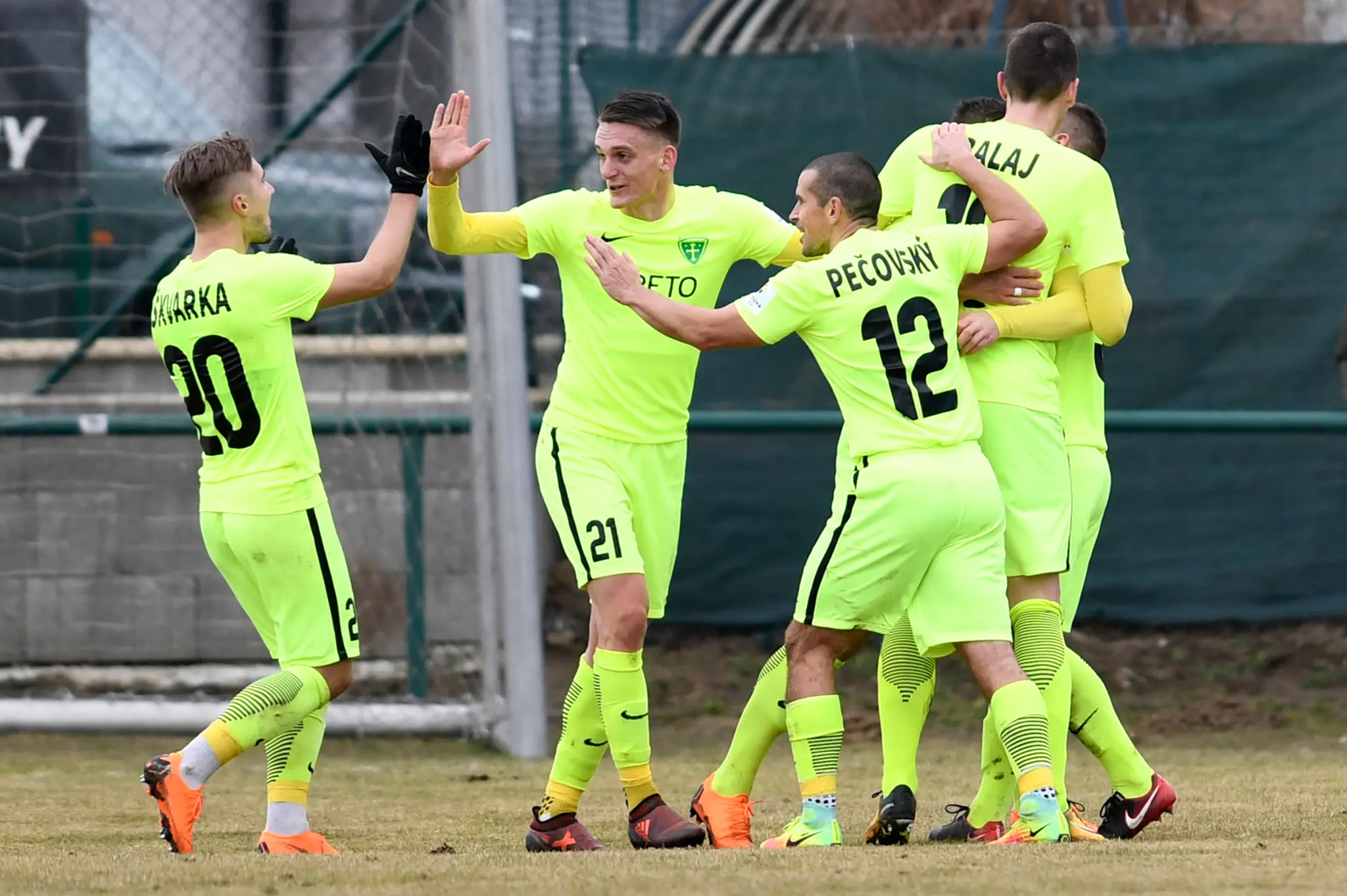 Žilinskí hráči sa tešia z gólu v sieti Borčíc vo štvrťfinále Slovnaft Cupu.