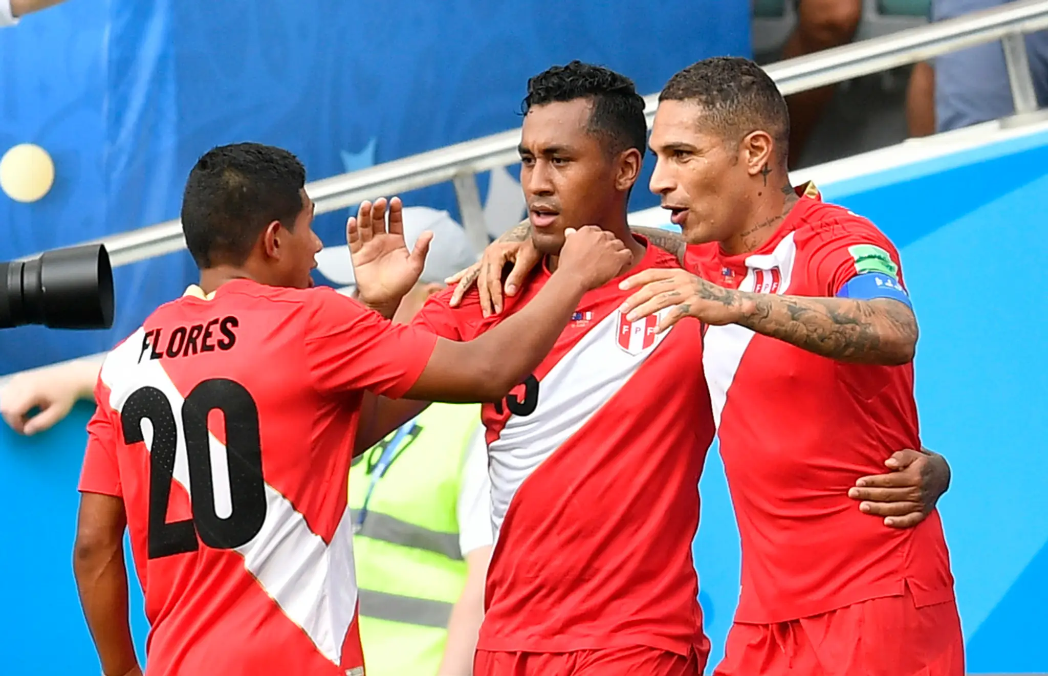 Kapitán Peru Paolo Guerrero (vpravo) oslavuje gól so spoluhráčmi v dueli proti Austrálii na MS 2018.