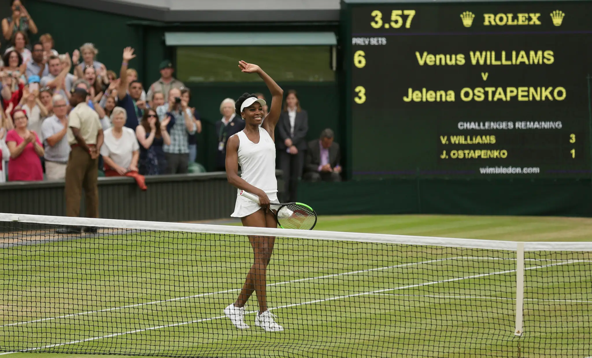 Venus Williamsová sa teší z triumfu nad Jelenou Ostapenovou vo štvrťfinále Wimbledonu.