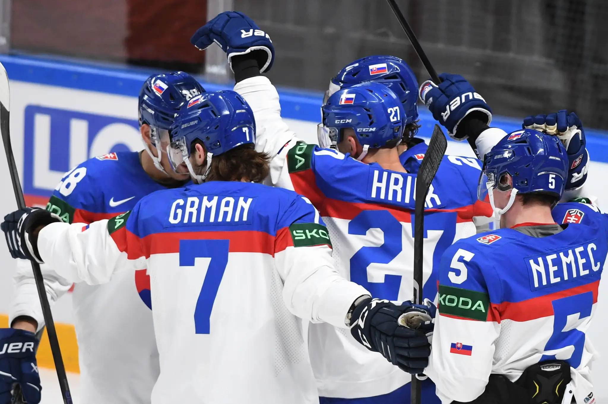 Slovenskí hokejisti sa tešia z gólu Mareka Hrivíka (uprostred) v zápase s Nórskom na MS 2023.