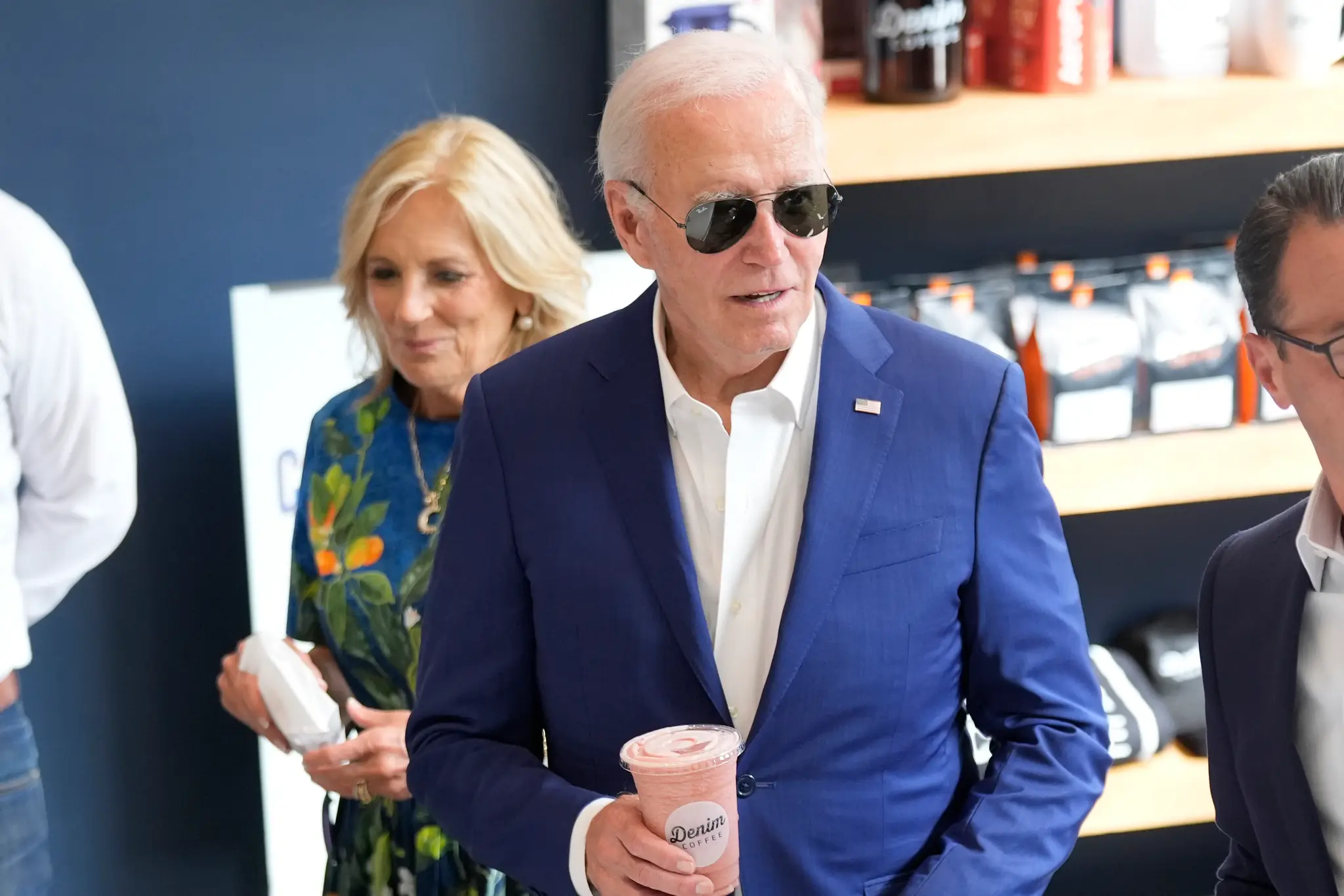 Americký prezident Joe Biden (uprostred) a prvá dáma USA Jill Bidenová.