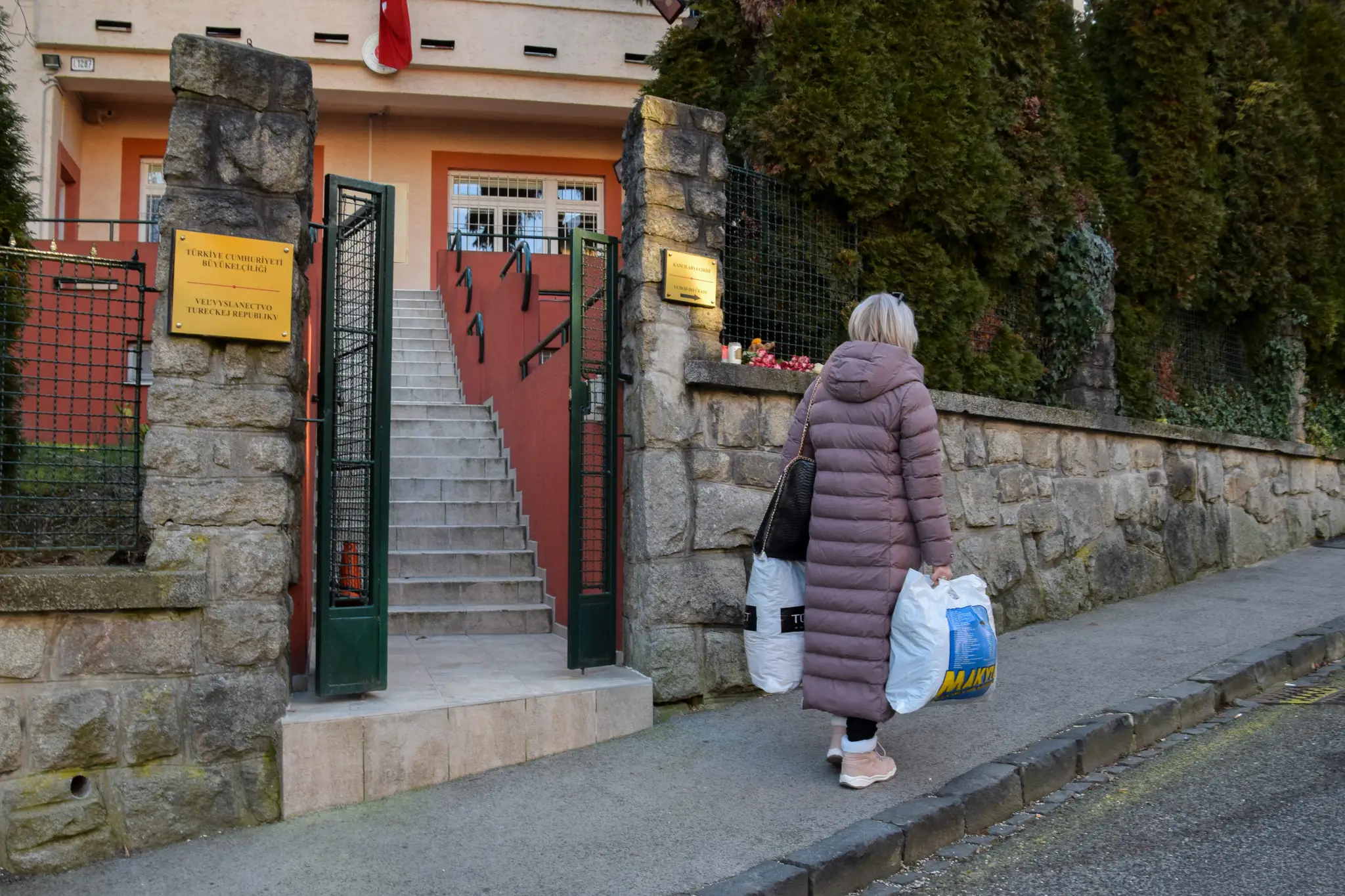 Ľudia nosia na Veľvyslanectvo Tureckej republiky materiálnu pomoc.
