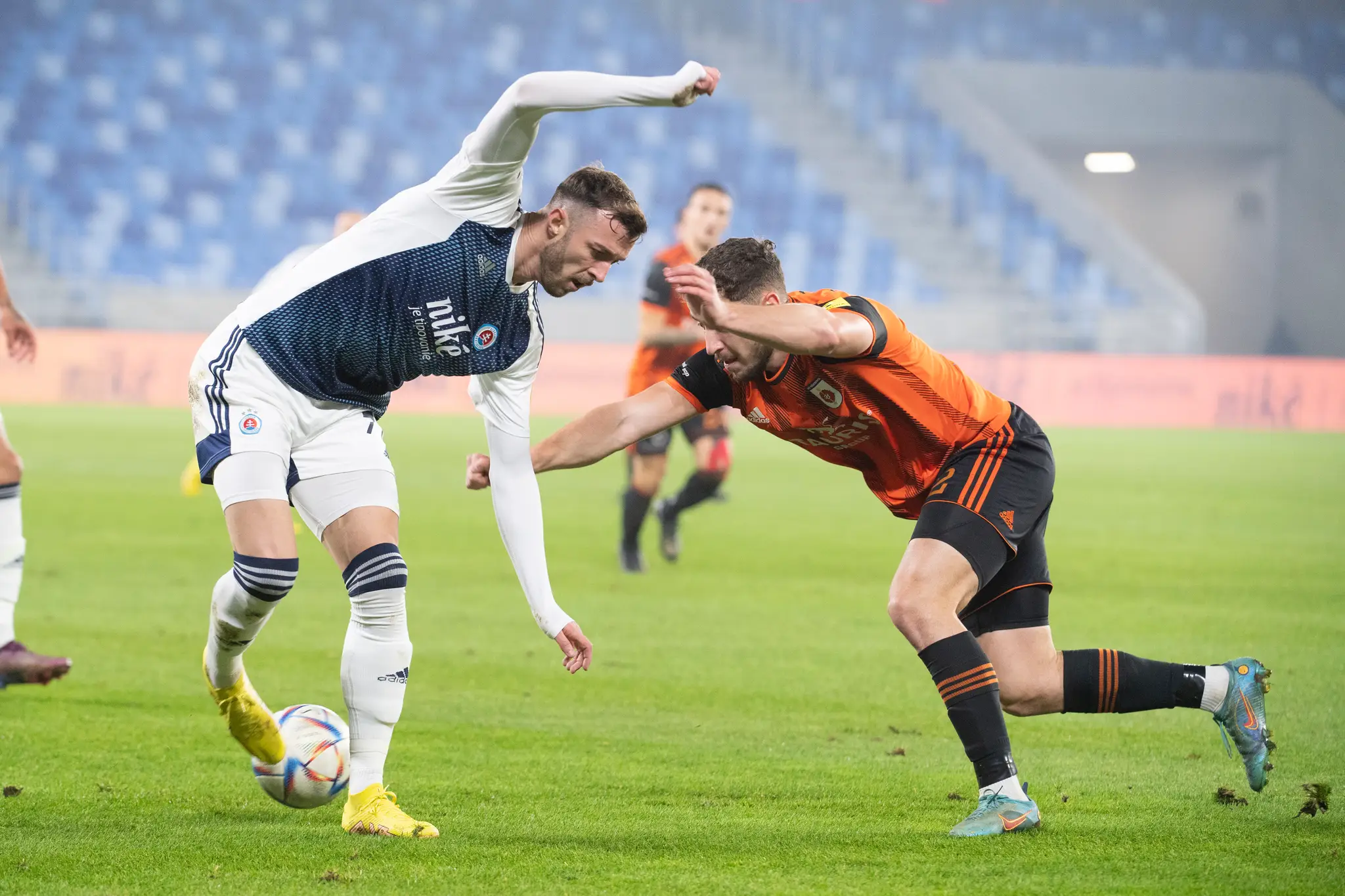 Na snímke vľavo Aleksandar Čavrič (Slovan) a vpravo Alexander Mojžiš (Ružomberok).
