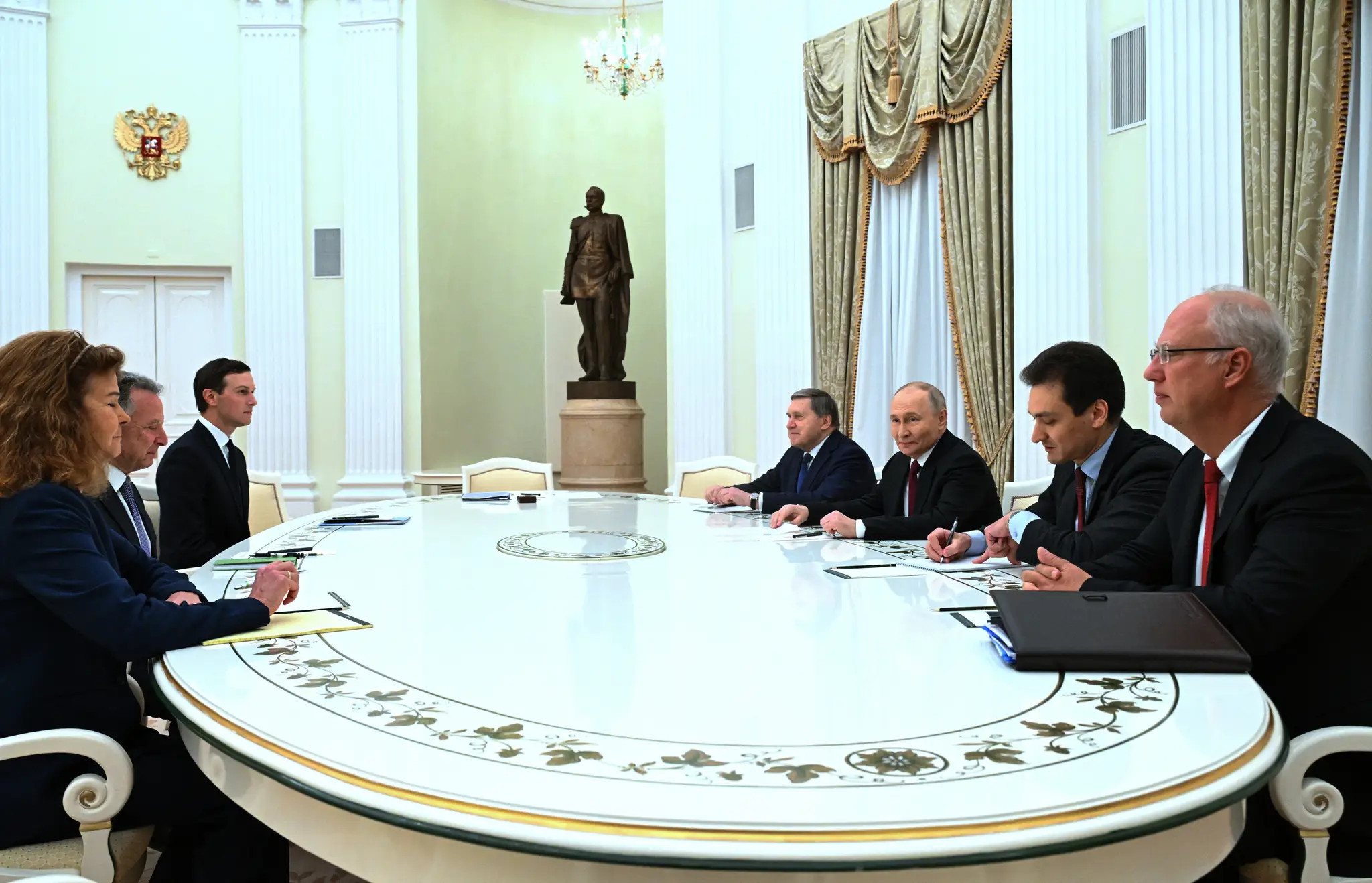 Na snímke ruský prezident Vladimir Putin počas stretnutia o americkom mierovom pláne v Moskve.