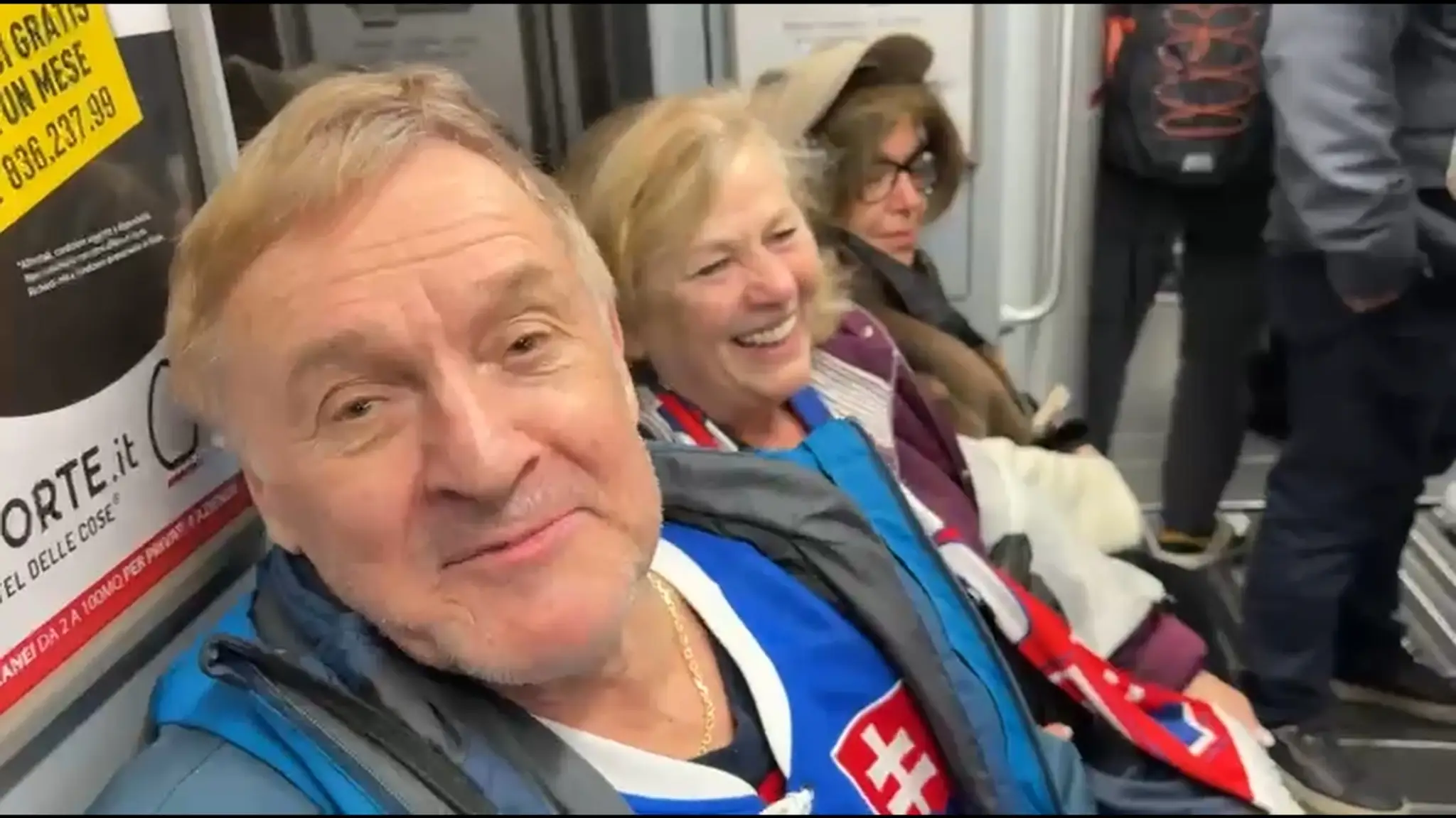 Slovenskí a nemeckí fanúšikovia na ceste na štadión v Miláne.