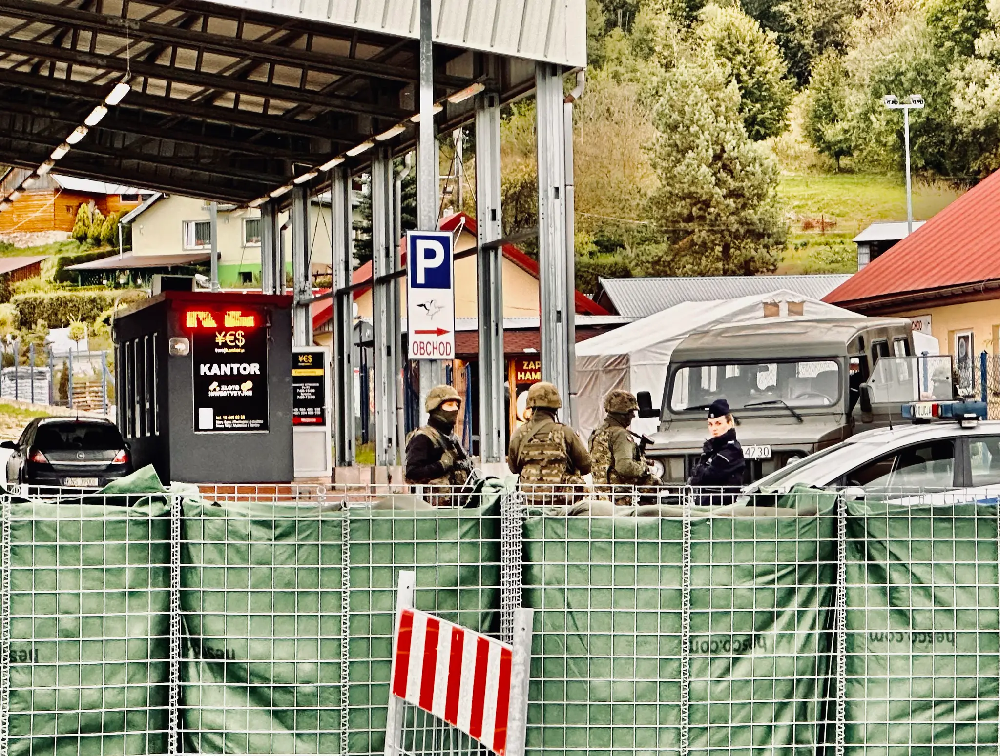 Na snímke armáda a zátarasy na hraničnom priechode Čirč - Leluchów.