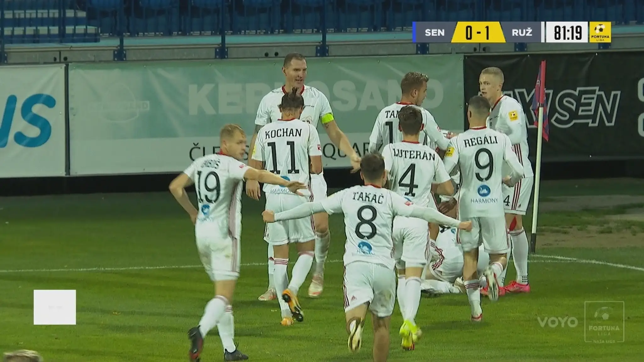Hráči Ružomberka sa radujú po góle do siete Senice.