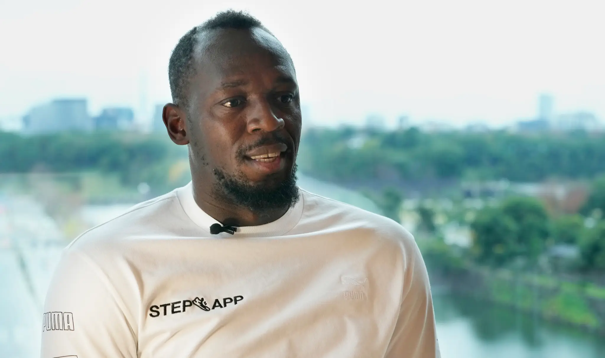 Na archívnej snímke z 1. decembra 2022 bývalý jamajský šprintér Usain Bolt počas rozhovoru v Tokiu.