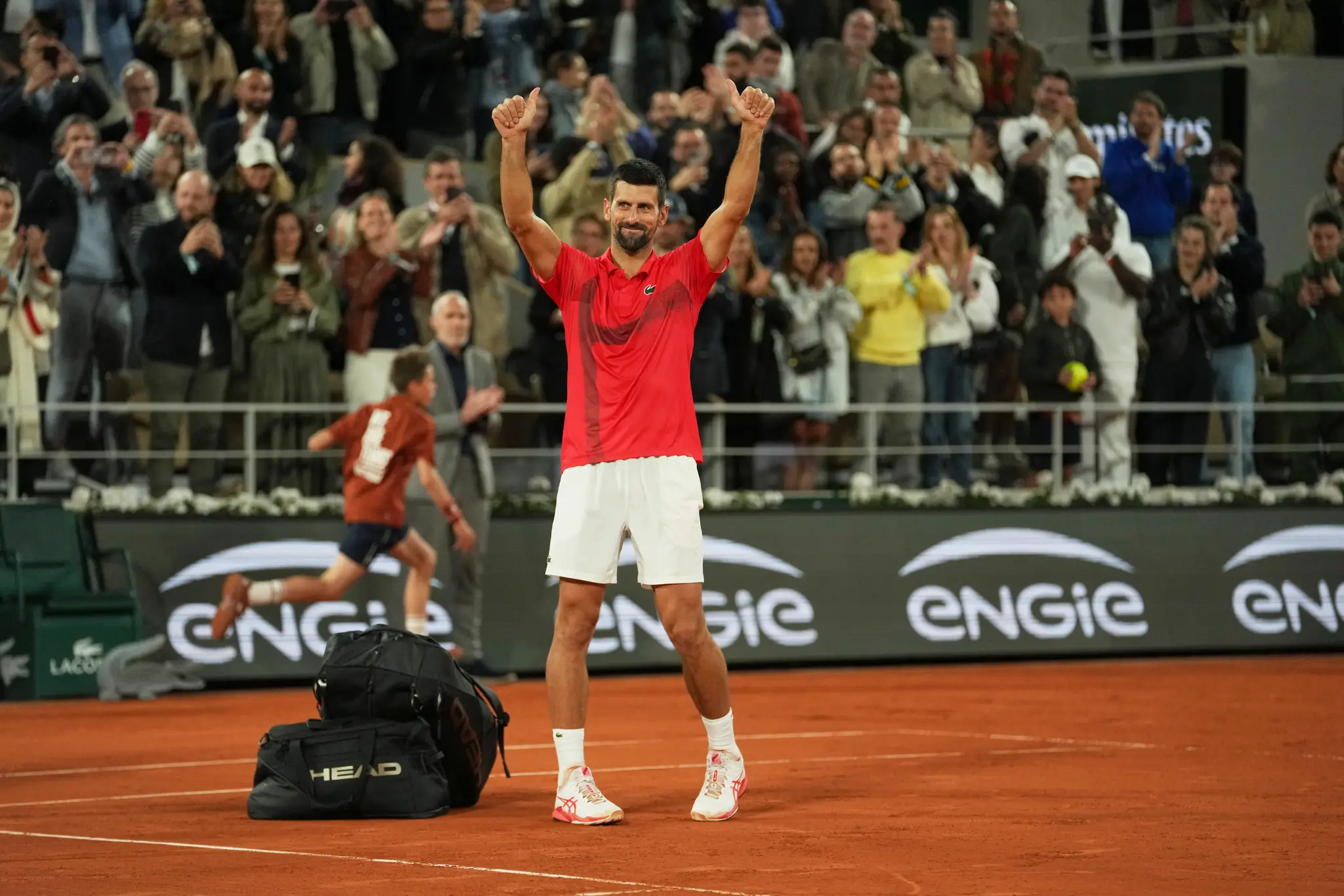 Srbský tenista Novak Djokovič ďakuje divákom po prehre proti Talianovi Jannikovi Sinnerovi.