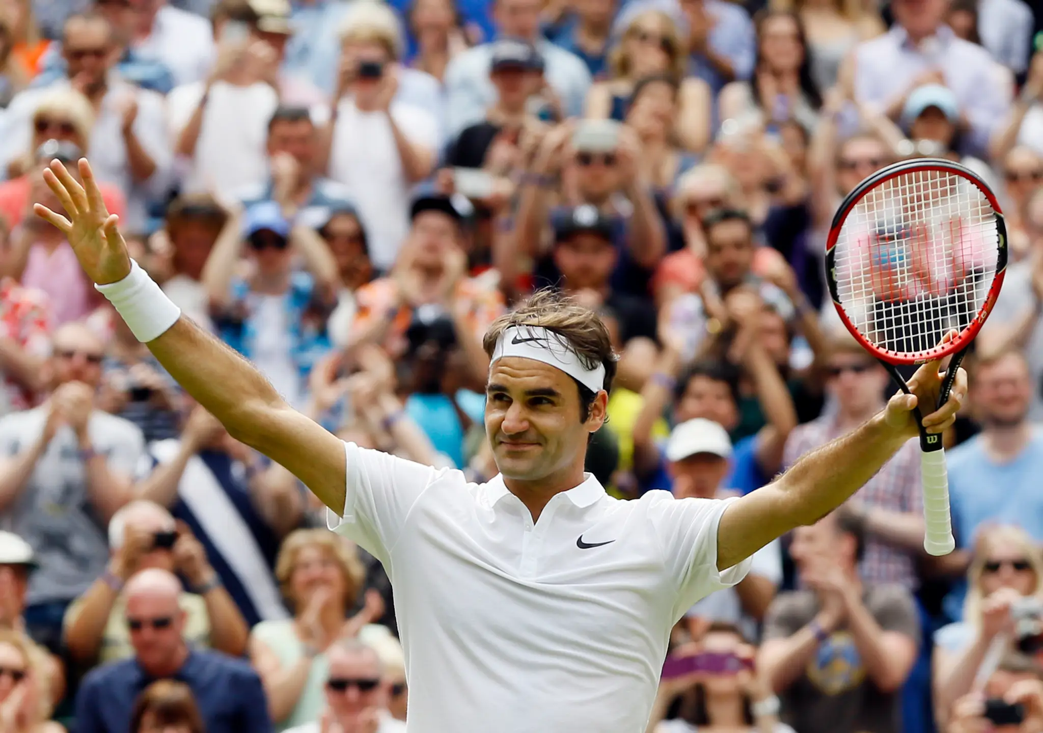 Roger Federer sa teší po víťazstve proti Američanovi Steveovi Johnsonovi v osemfinále.