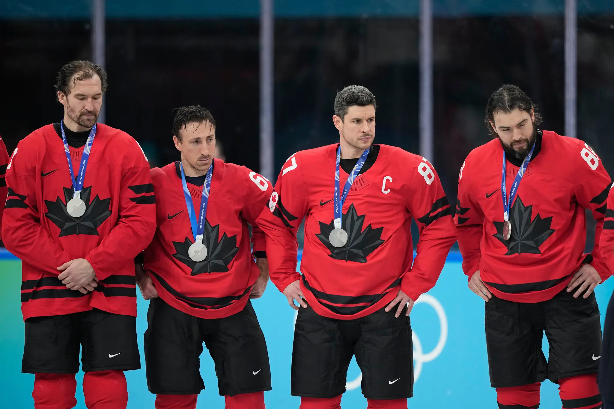 Na snímke kanadskí hokejisti po prehre v olympijskom finále.