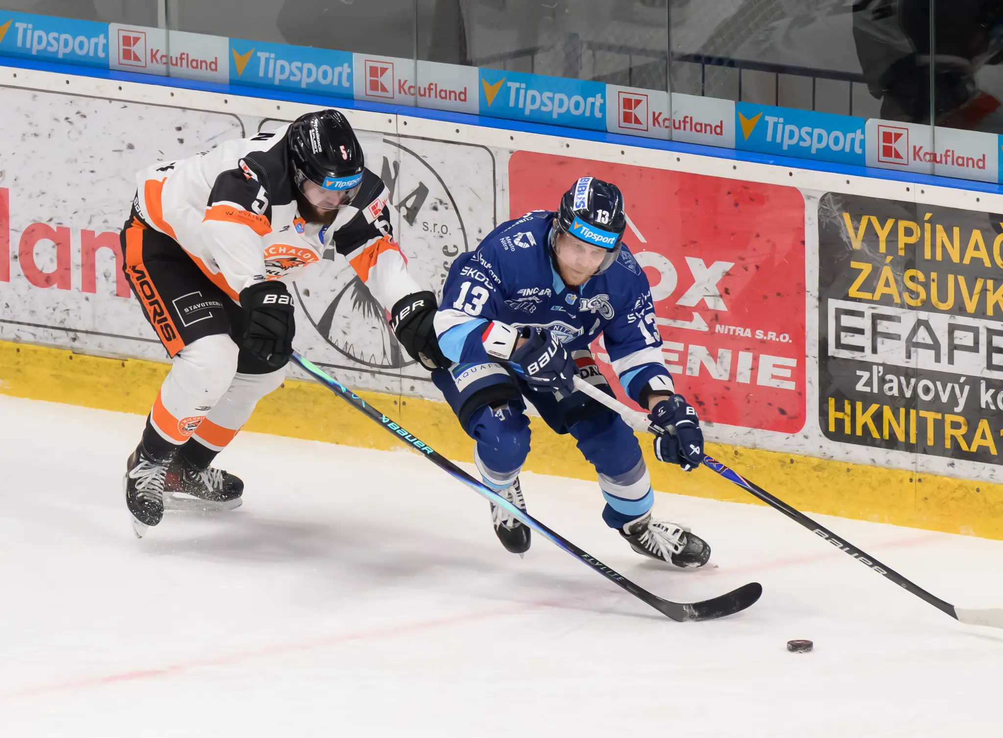 Na snímke zľava Michal Roman (Michalovce) a Michal Krištof (Nitra)