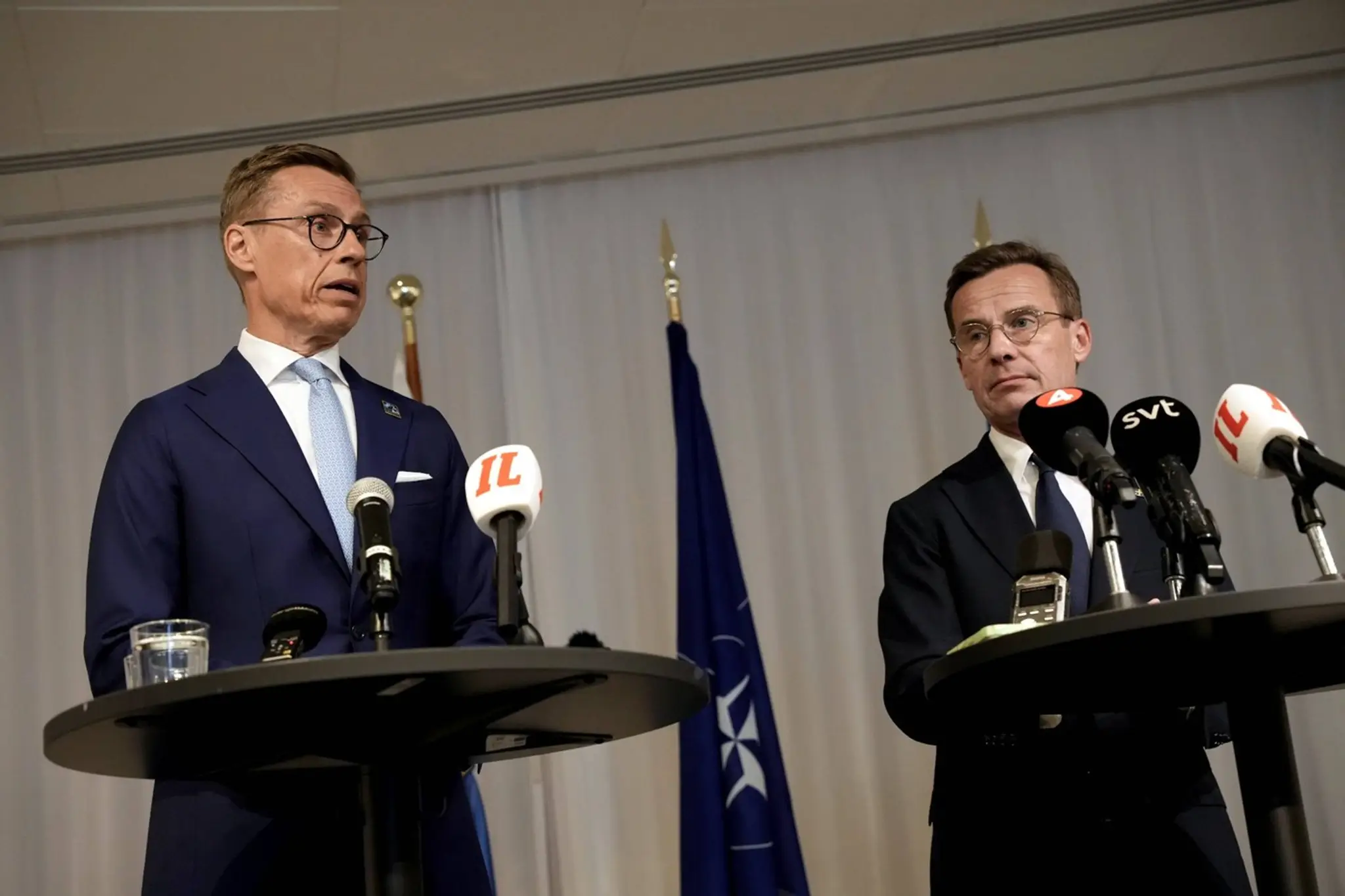 Fínsky prezident Alexander Stubb (vľavo) a švédsky premiér Ulf Kristersson počas spoločnej tlačovej konferencie vo Washingtone.
