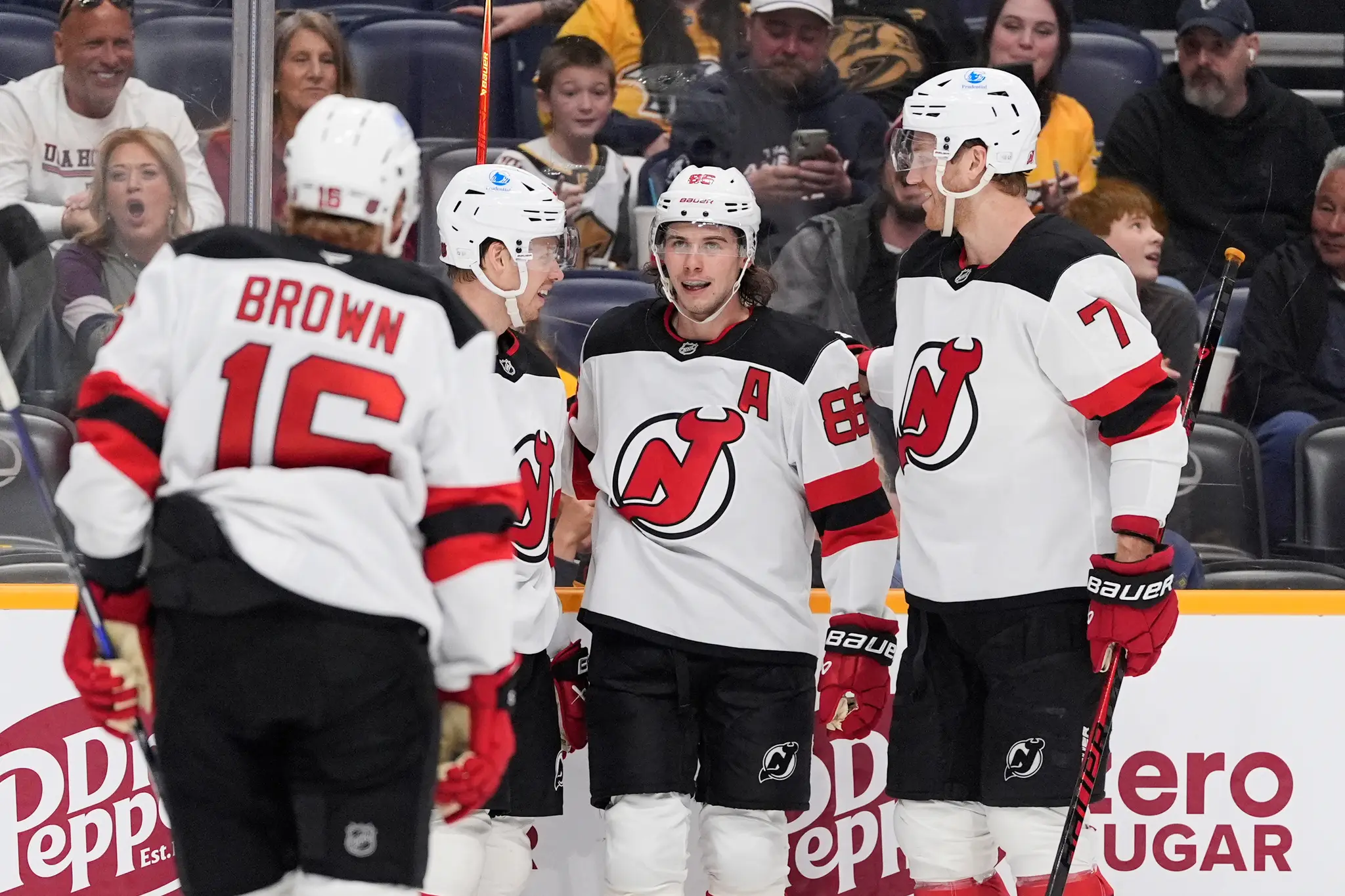 Hokejisti New Jersy Devils oslavujú gól.
