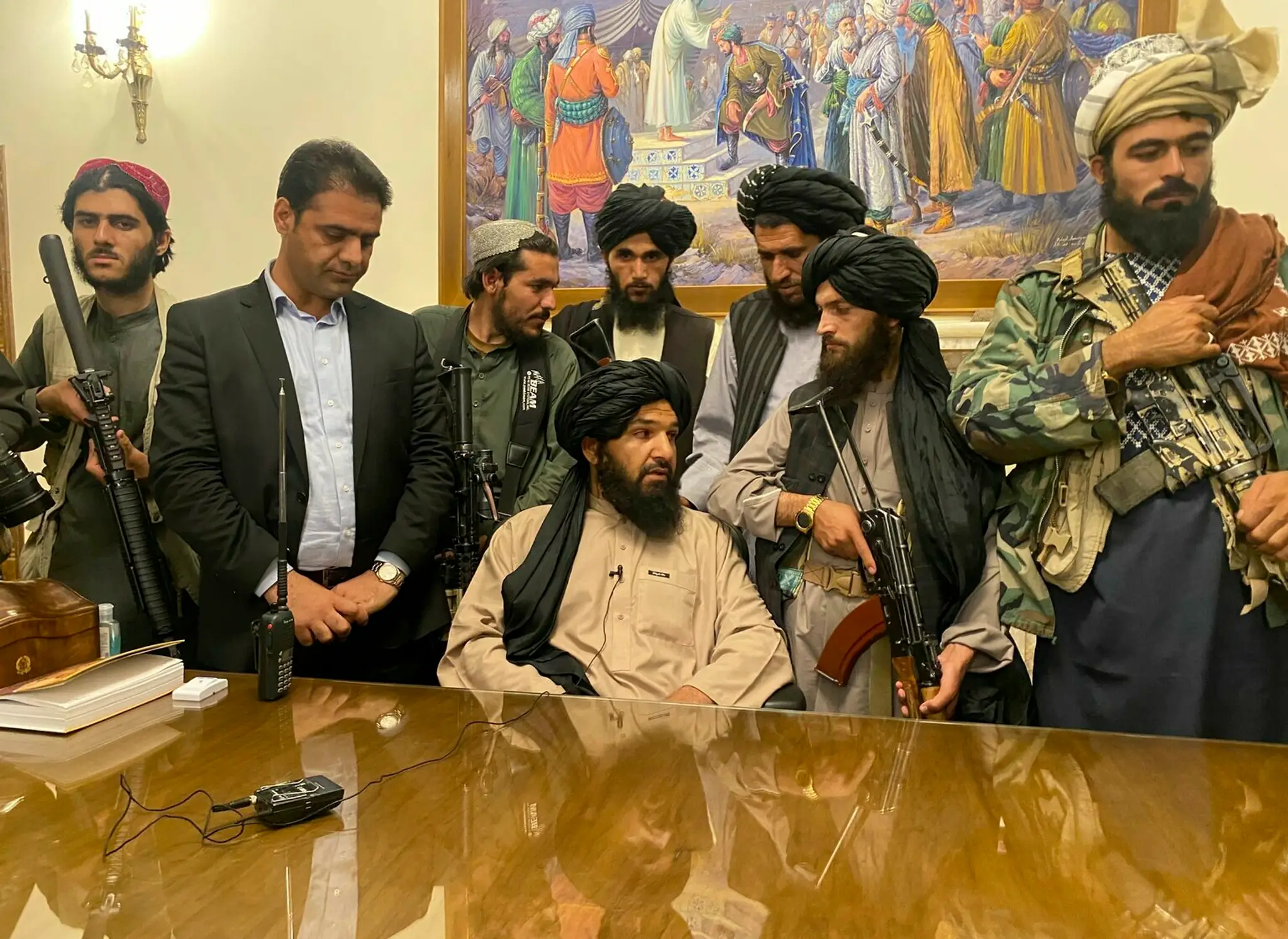 Taliban ohlásil víťazstvo z prezidentského paláca v Kábule