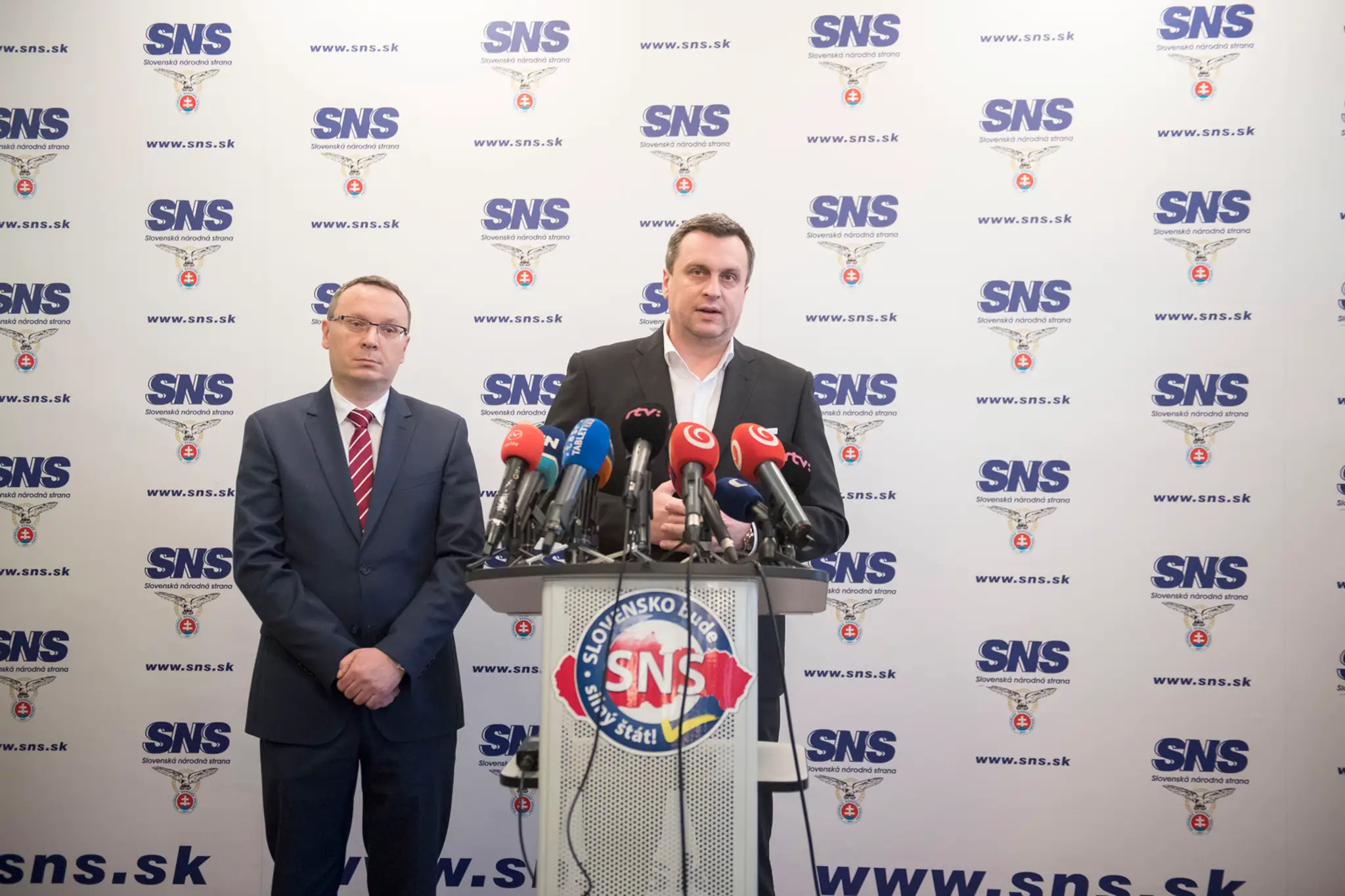 Na snímke predseda Slovenskej národnej strany (SNS) Andrej Danko (vpravo) a predseda klubu SNS Tibor Bernaťák