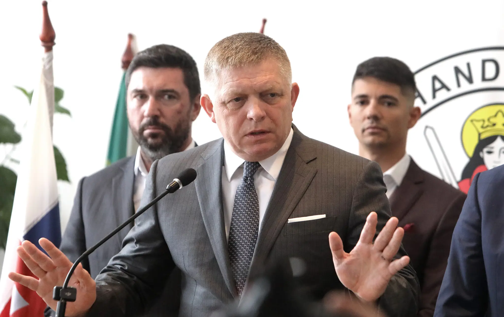 Na snímke zľava minister pôdohospodárstva a rozvoja vidieka SR Richard Takáč (Smer-SD), predseda vlády SR Robert Fico (SMER-SD) a predseda Zboru poradcov predsedu vlády SR Erik Kaliňák.