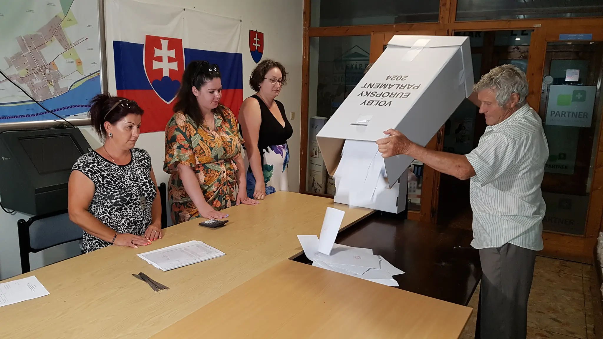 Na snímke spočítavanie hlasov po uzatvorení volebnej miestnosti