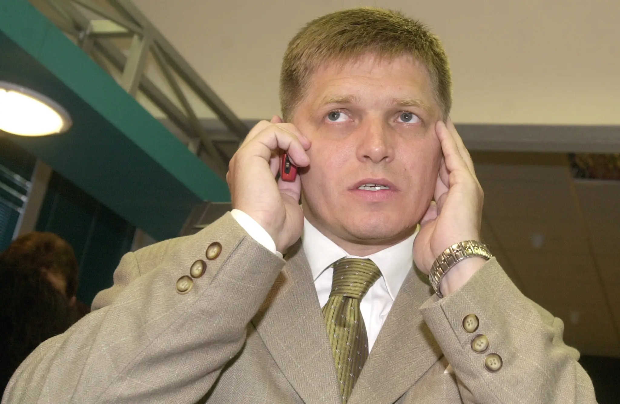 Líder strany Smer Robert Fico krátko po vyhlásení predbežných výsledkov parlamentných volieb 21. septembra 2002.