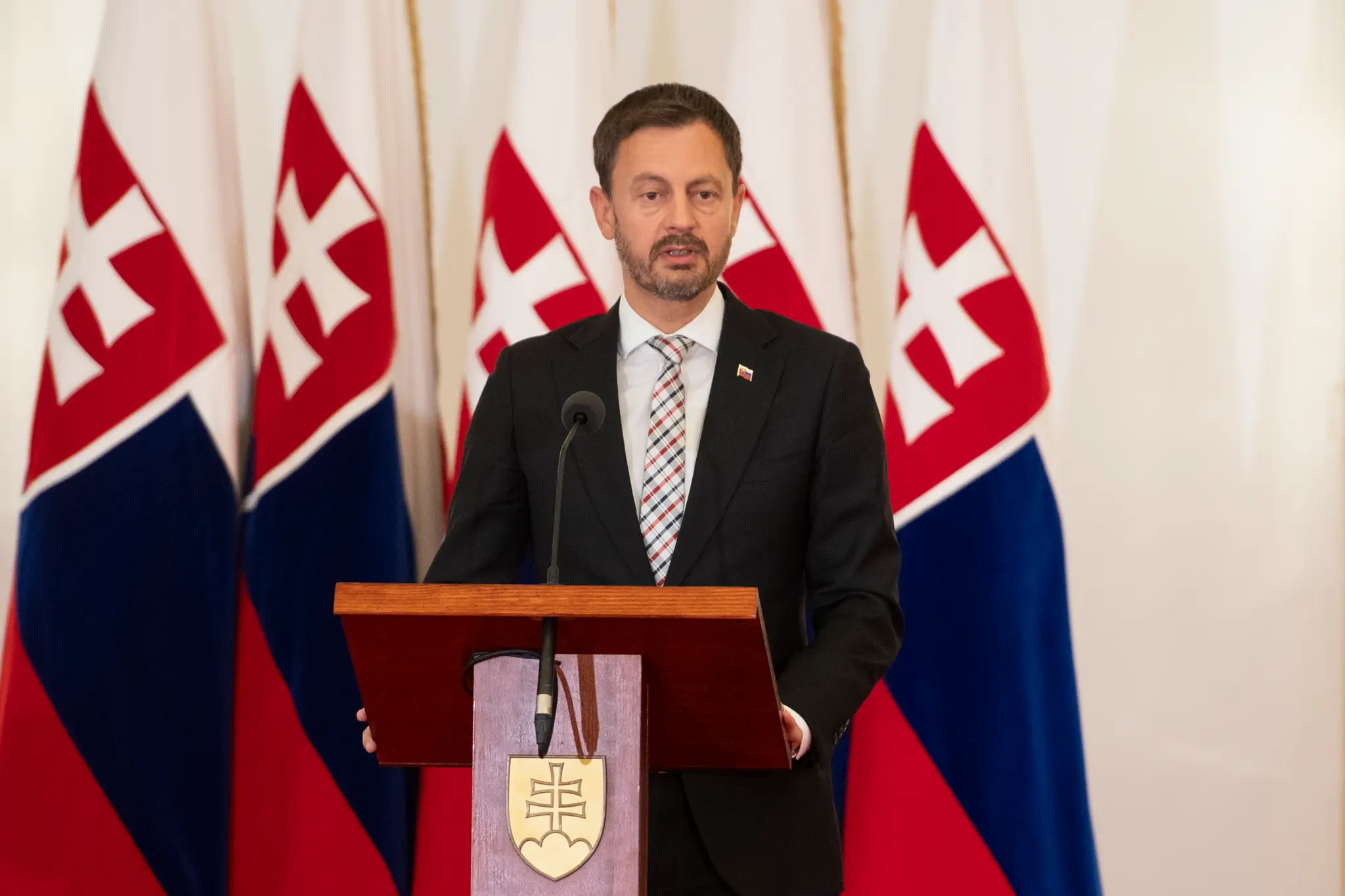 Predseda vlády SR Eduard Heger počas príhovoru na slávnostnom zasadnutí NRSR pri príležitosti 30. výročia prijatia ústavy SR.