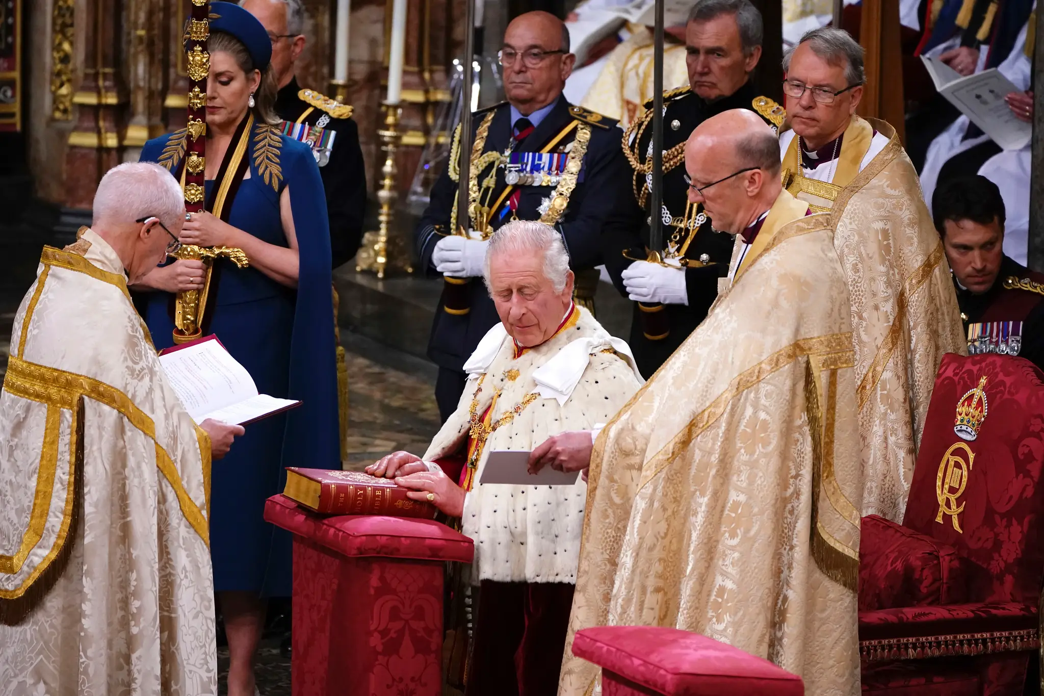 Britský kráľ Karol III. skladá prísahu.