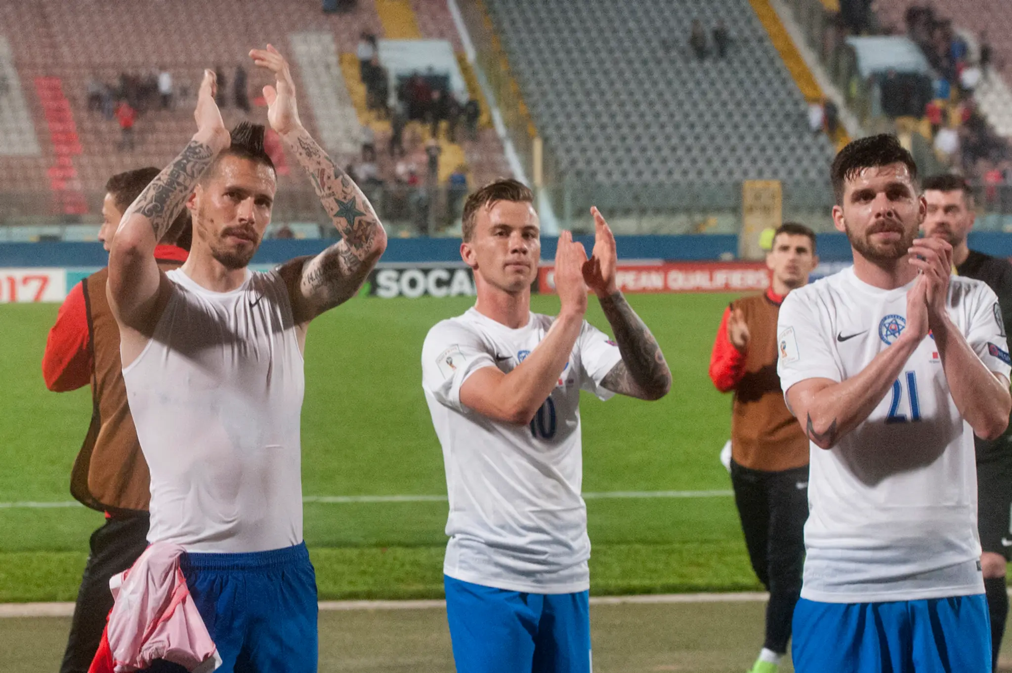 Slovenskí hráči ďakujú divákom po zápase F-skupiny kvalifikácie MS 2018 vo futbale Malta - Slovensko.