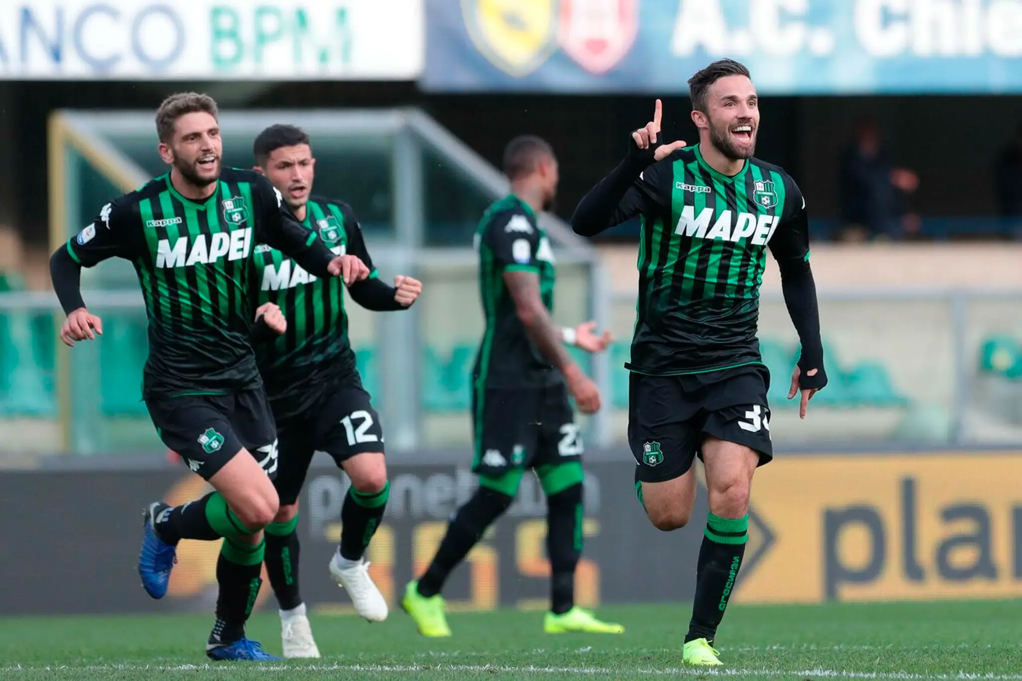 Federico Di Francesco (vpravo) zo Sassuola oslavuje gól na pôde Chieva Verona.