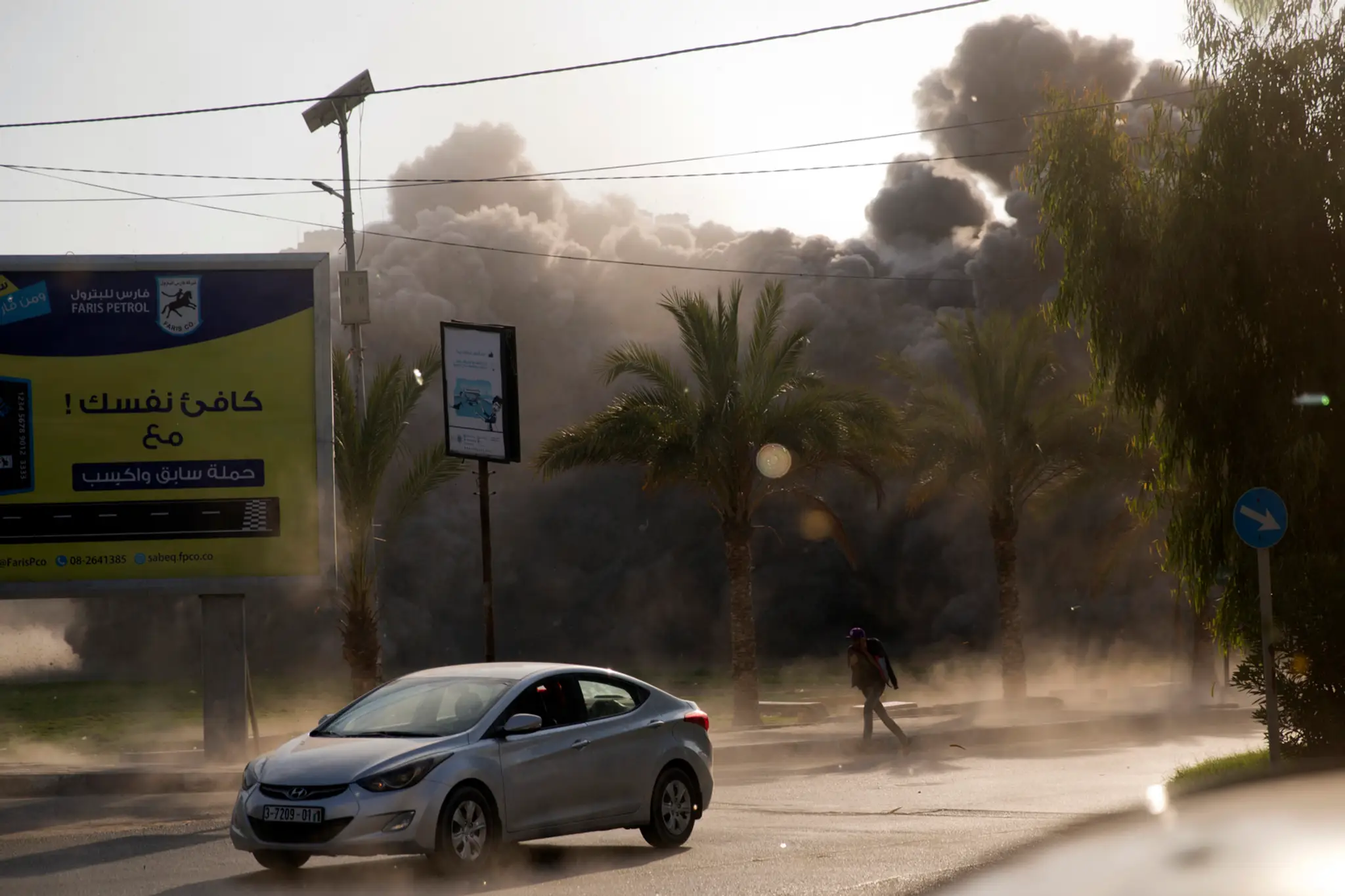 Kúdoly dymu nad mestom Gaza po náletoch izraelskch stíhačiek.