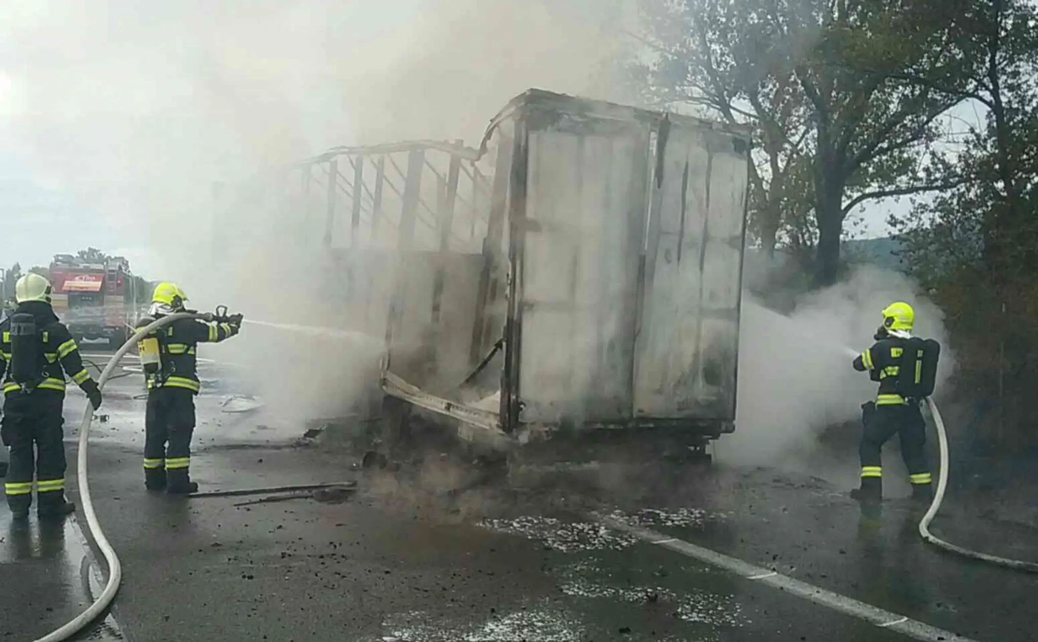 Horiaci kamión na D2 za Stupavou.