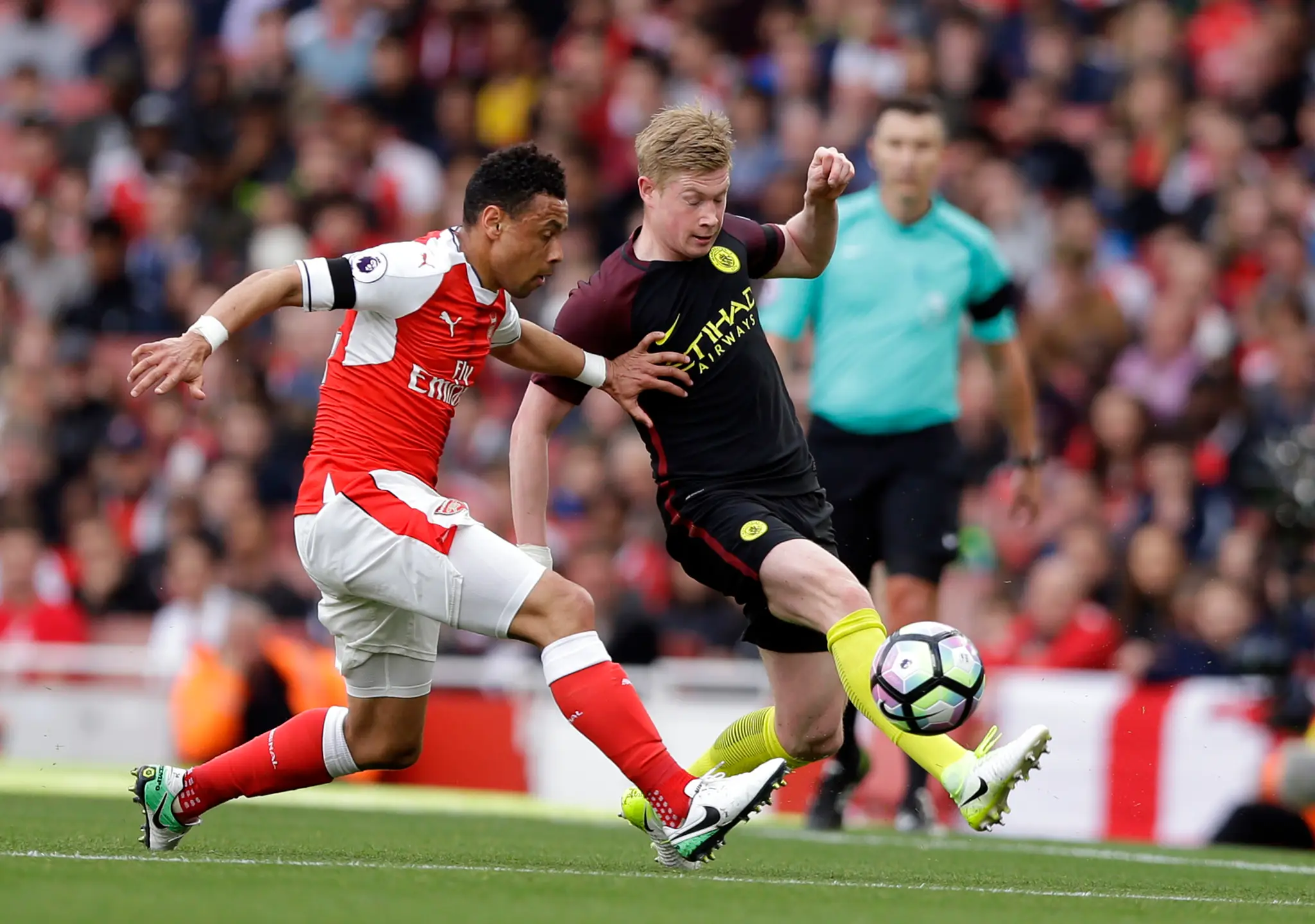 Kevin De Bruyne (vpravo) a hráč Arsenalu Francis Coquelin v súboji o loptu