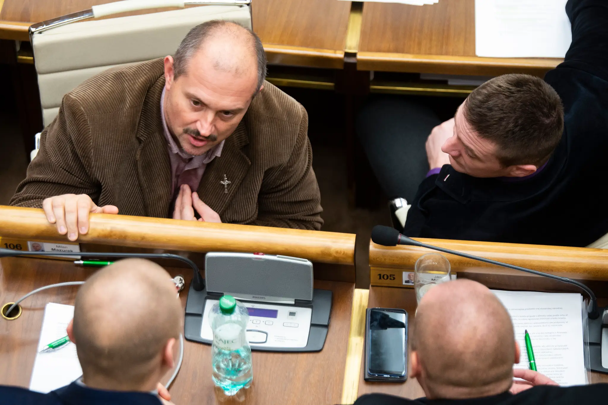 Na snímke hore zľava predseda strany ĽSNS Marian Kotleba a predseda strany Republika Milan Uhrík