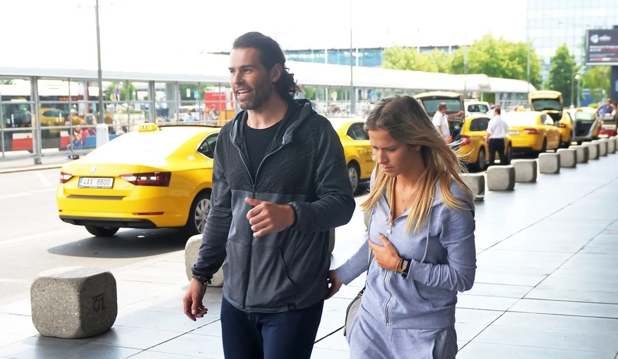 Jaromír Jágr so svojou priateľkou Veronikou Kopřivovou na letisku v Miami.